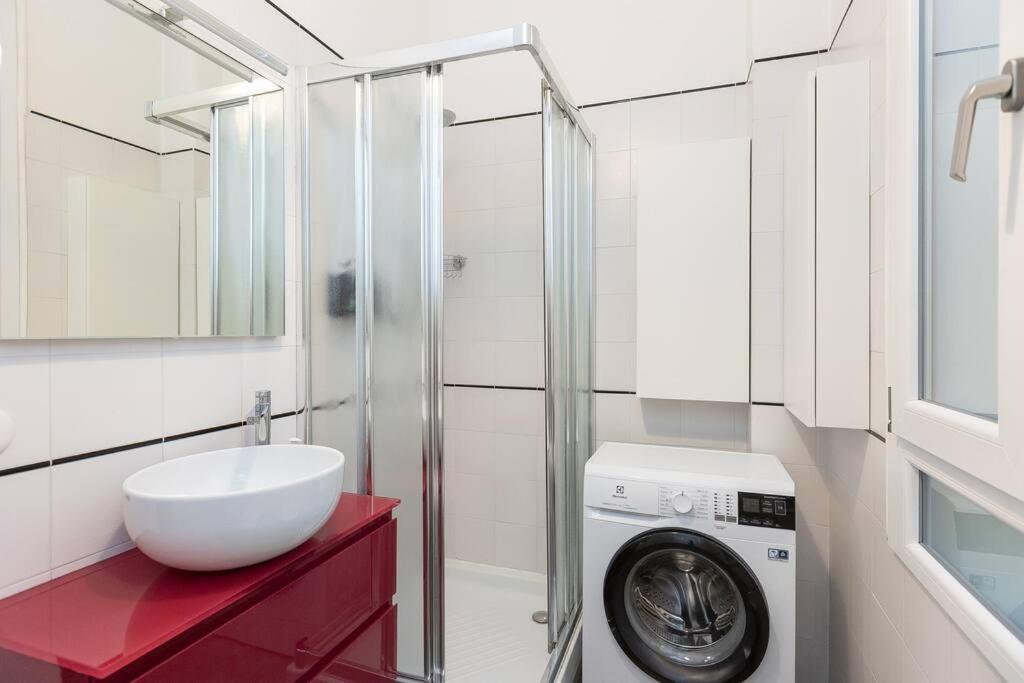 Elegant Near The Colosseum And Metro Apartment