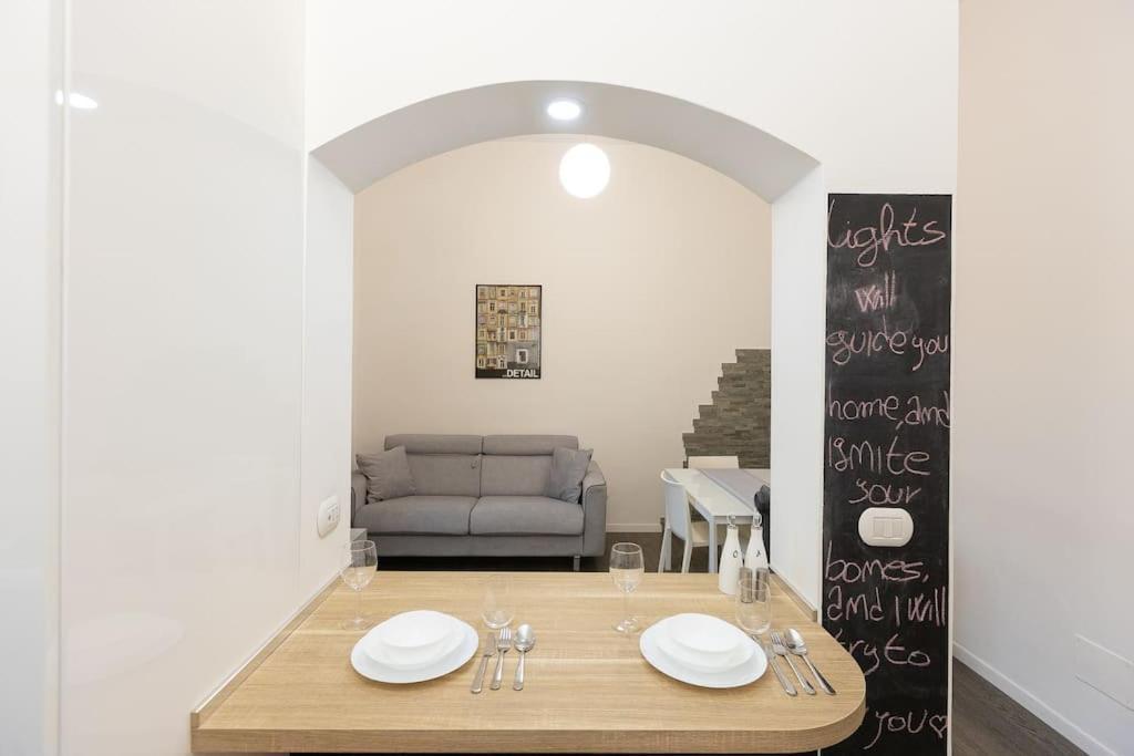 Elegant Near The Colosseum And Metro Apartment Rome