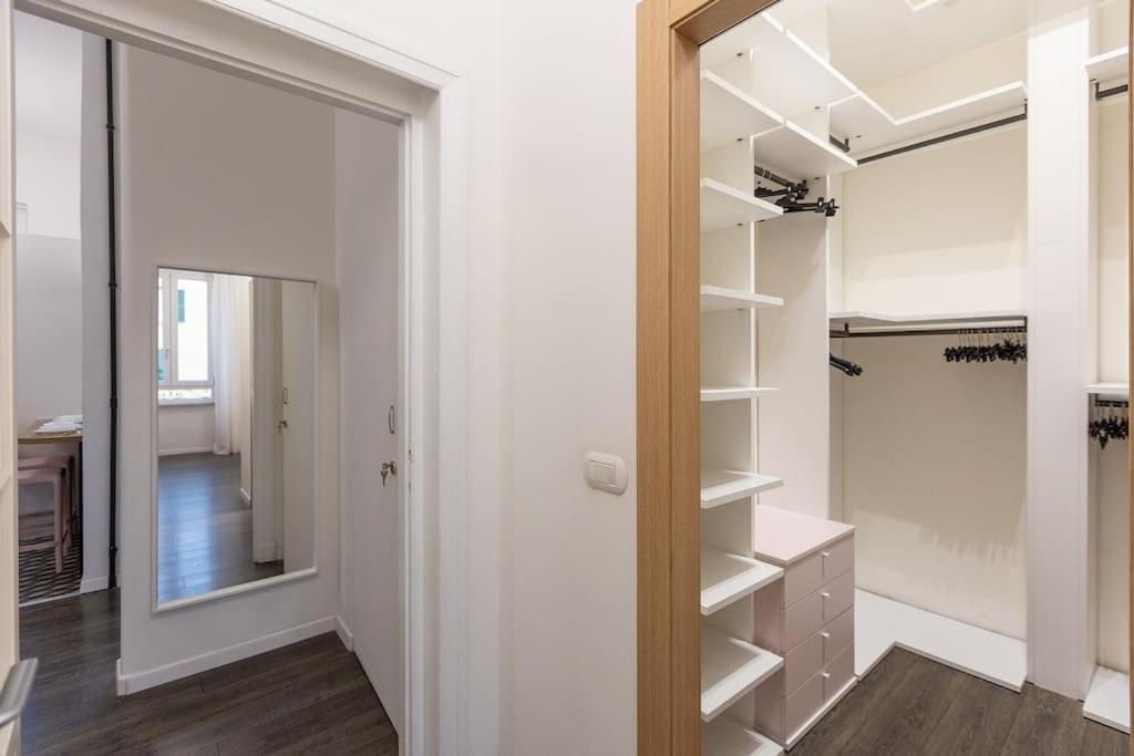 Elegant Near The Colosseum And Metro Apartment