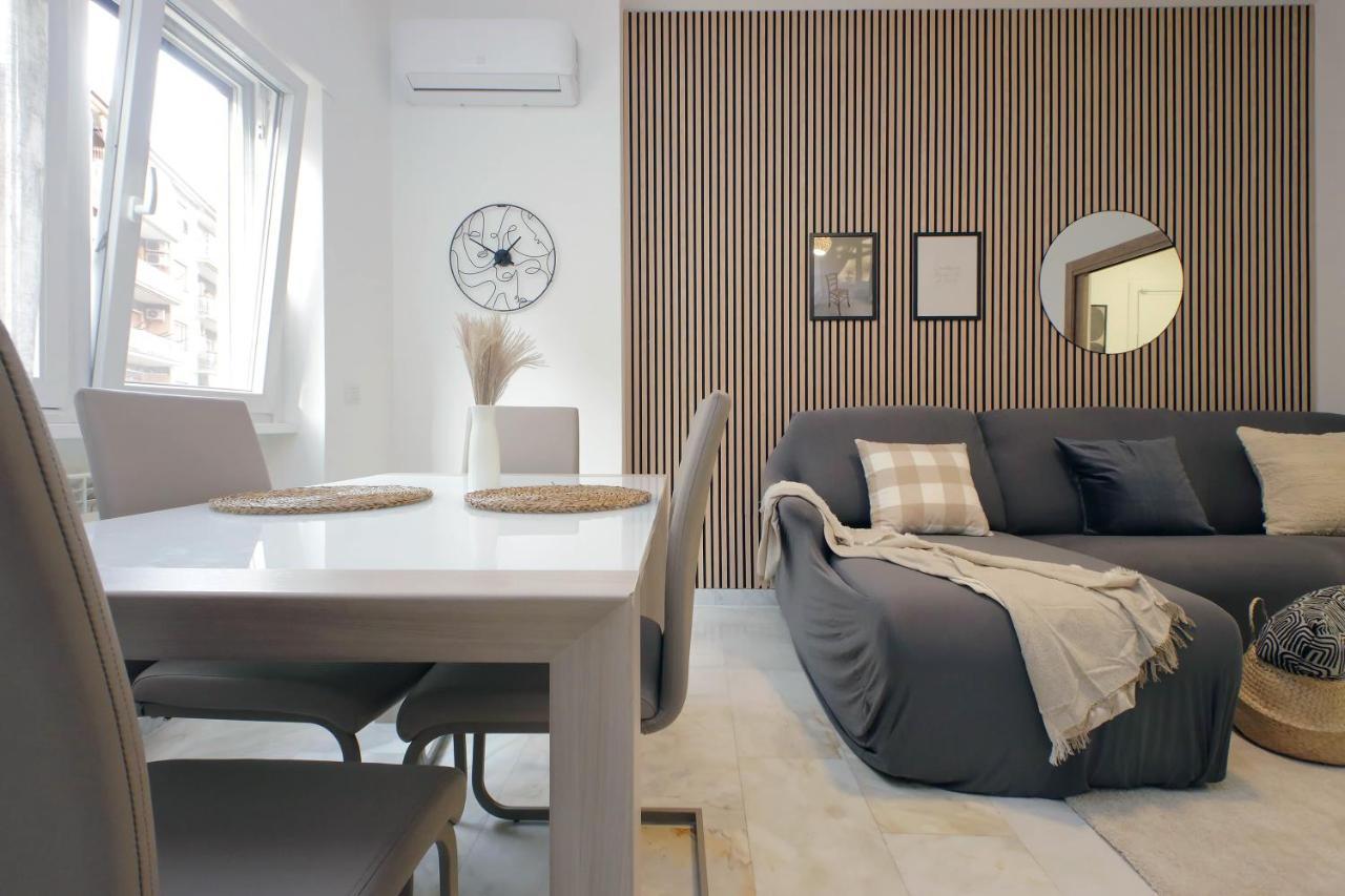 Modern Large In Appartamento