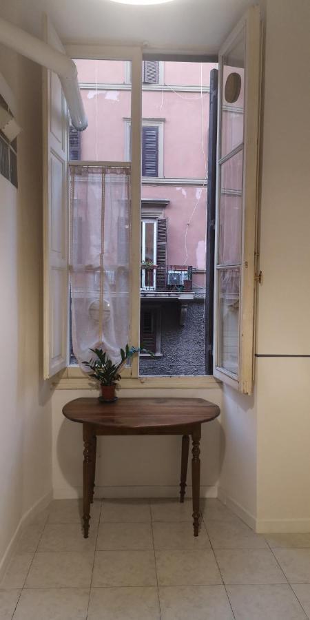 Romeo. Luminoso Al Centro Di