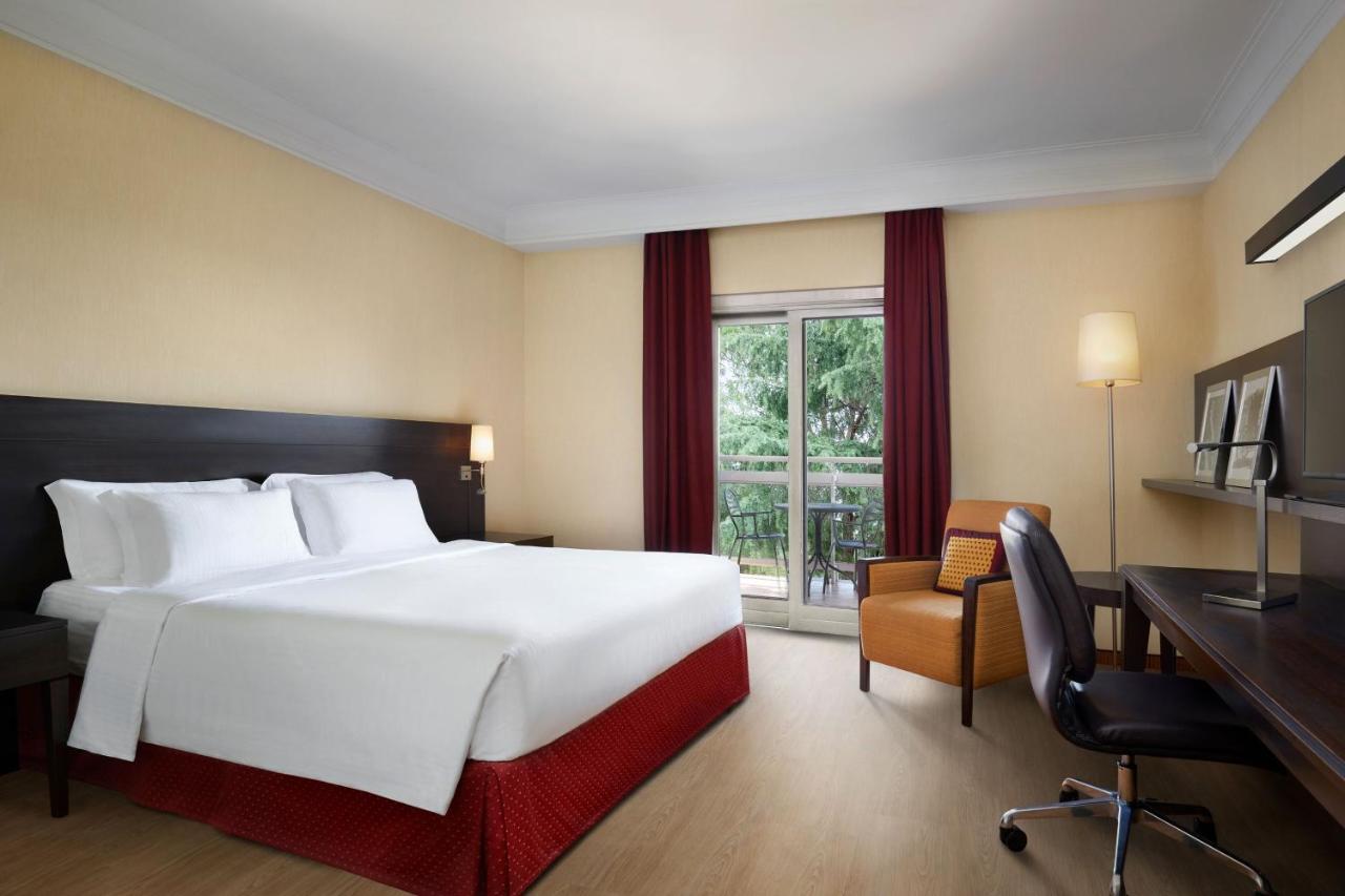 Courtyard By Marriott Park Rome