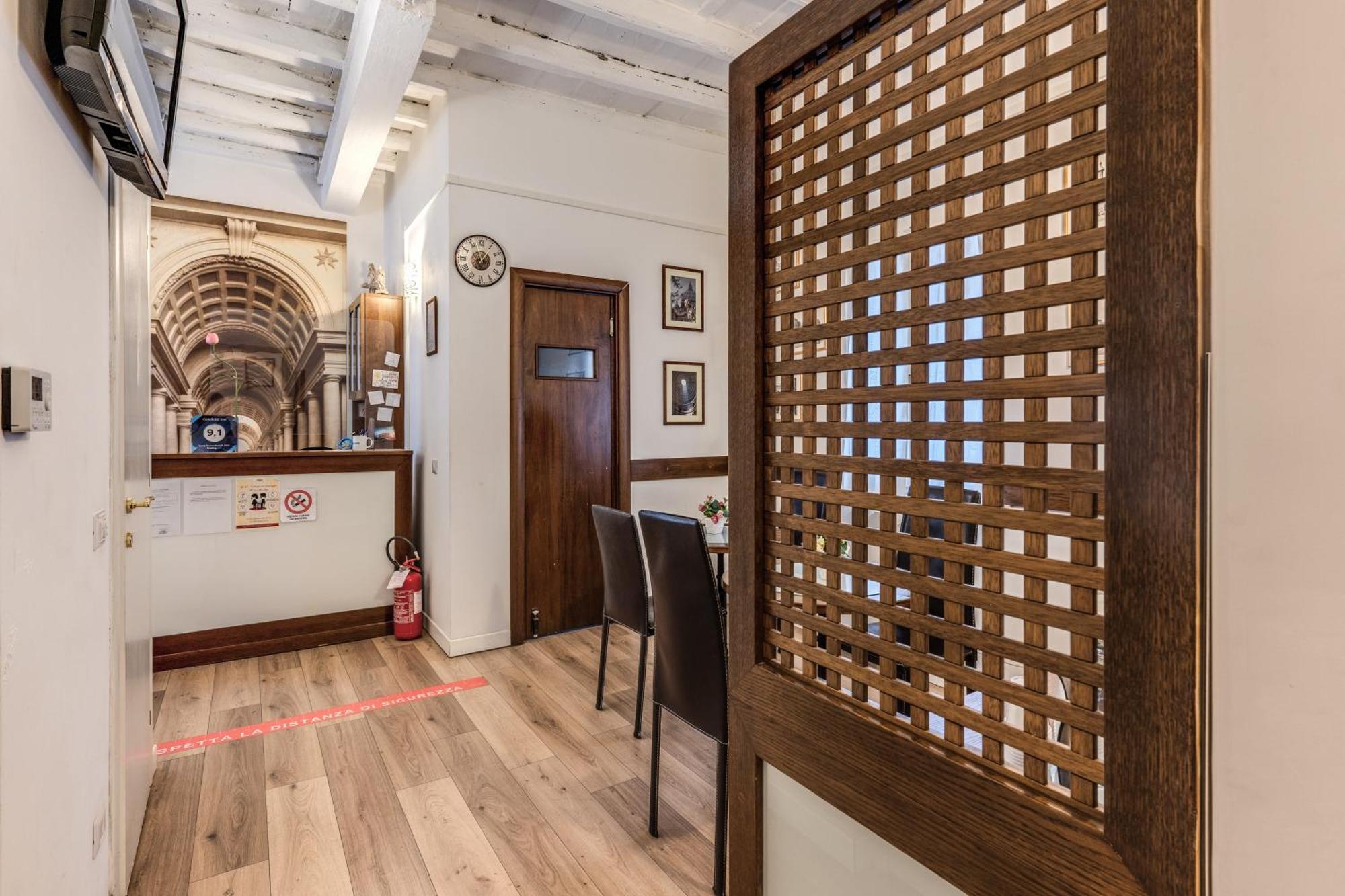 Magenta Deluxe Cancello Guest house