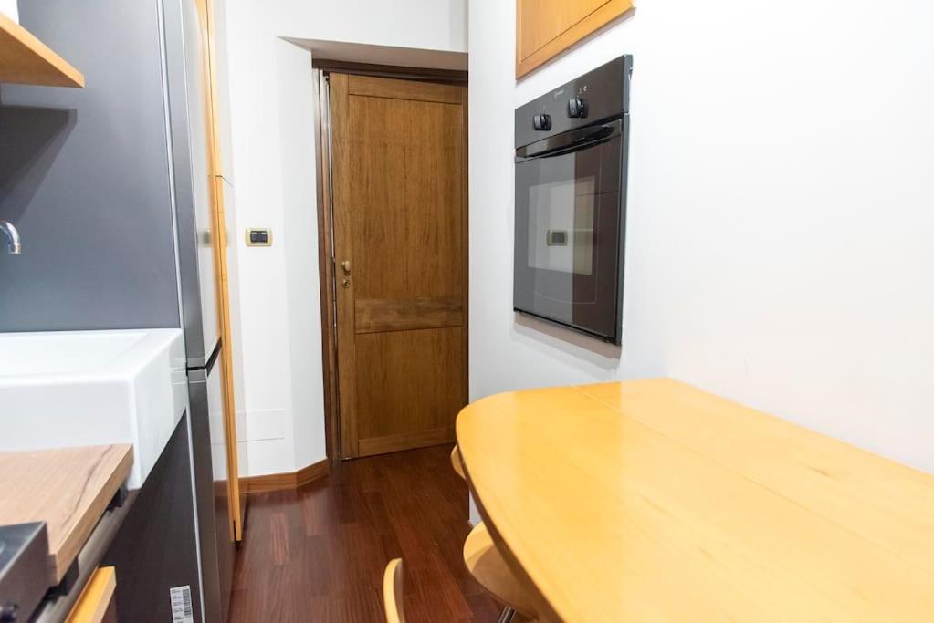Welcome To The Colossehome Apartment *