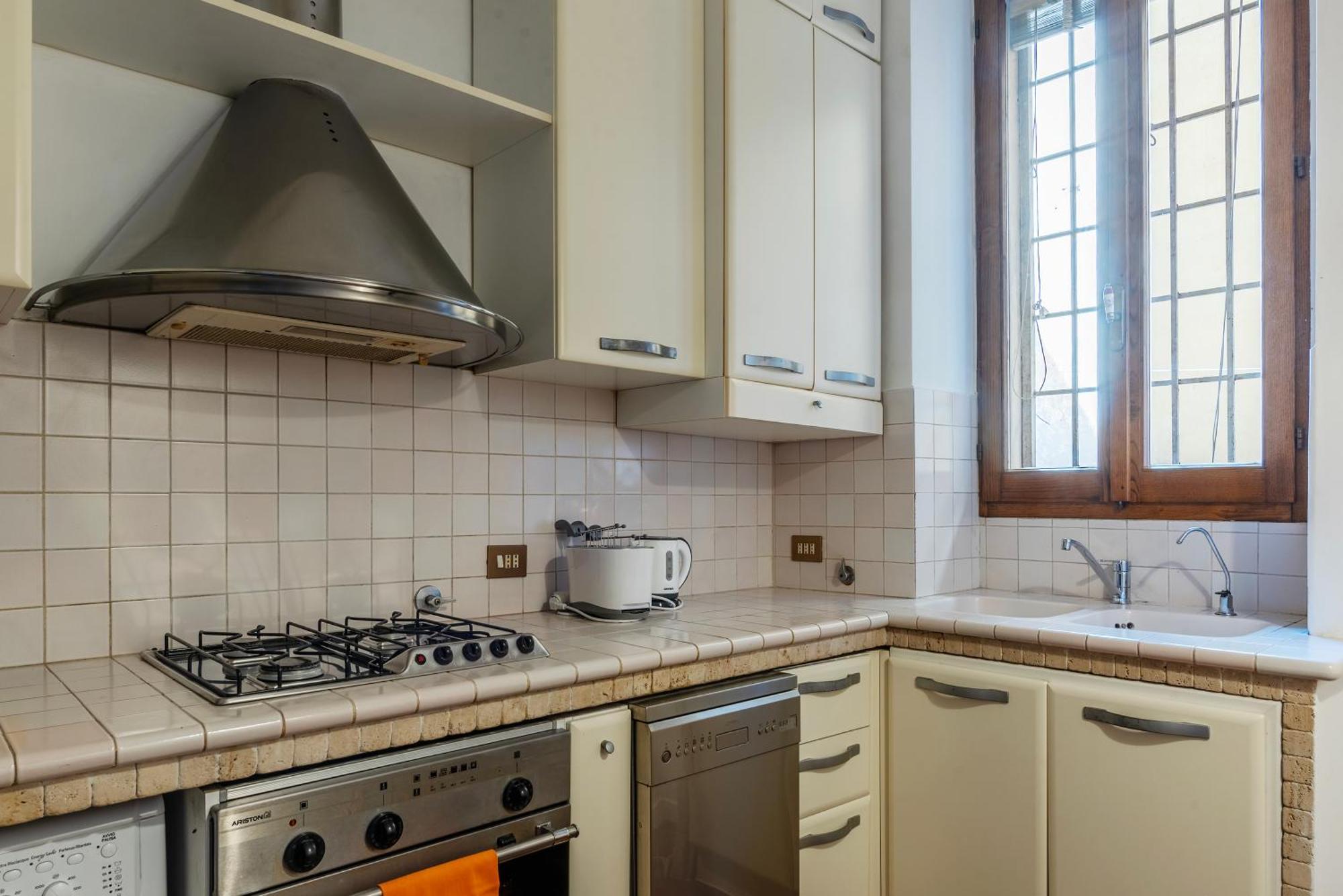 Apartment A Stone's Throw From The Colosseum! Rome