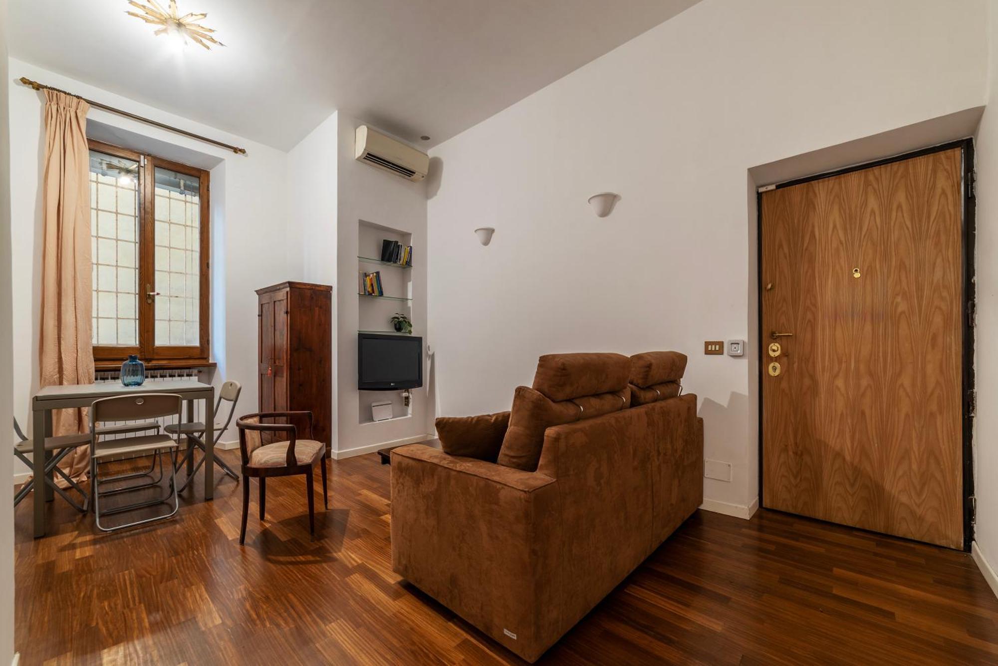 A Stone's Throw From The Colosseum! Apartment Rome