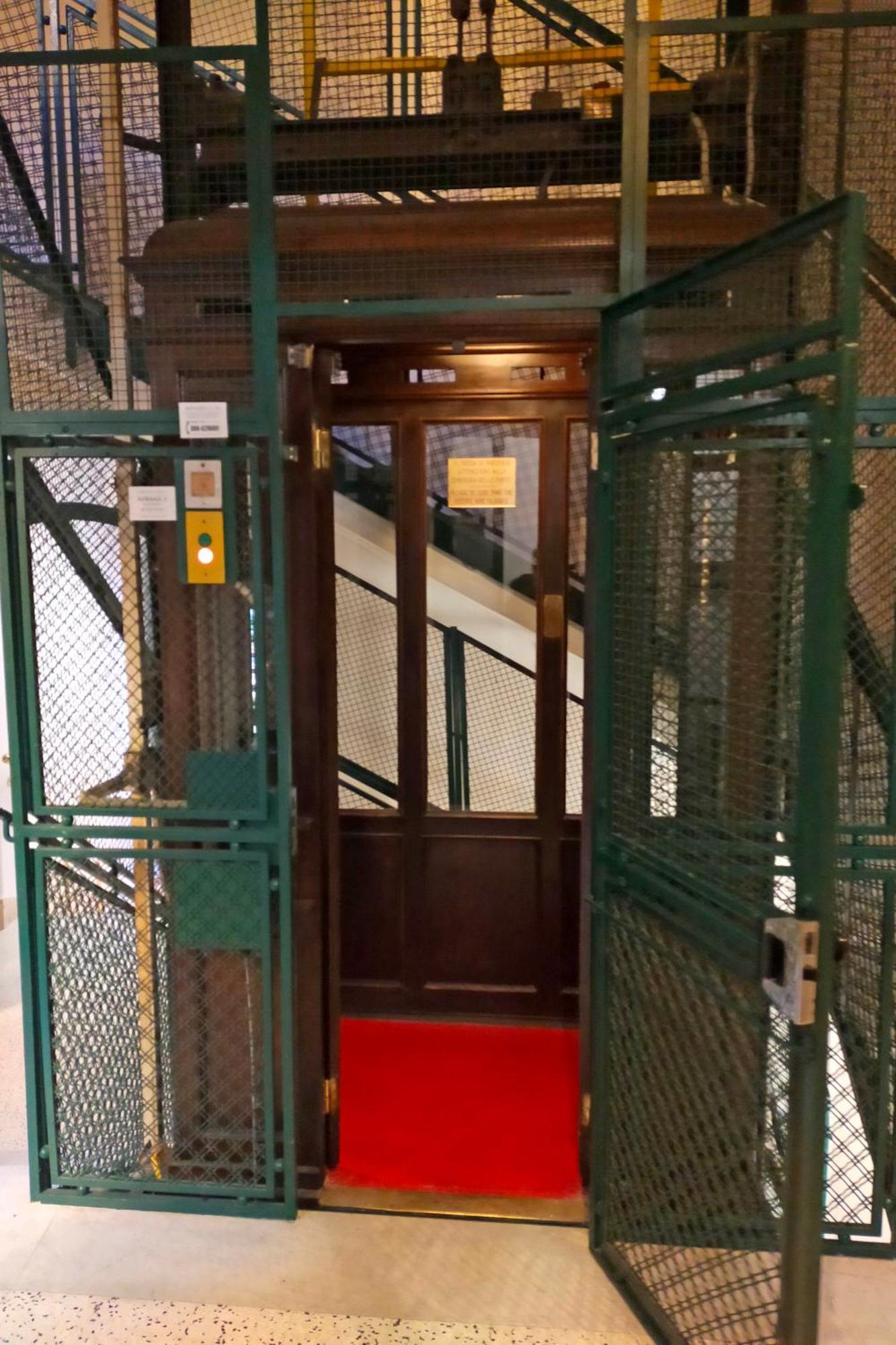 Casa Giuliana -3br 2bath Flat, 116 M2 On One Level, 2nd Floor With Lift, High Comfort, Quite, Chic, Doorman, 600 Meters From Vatican Museums And Ottaviano Metro, Plenty Of District Facilities, Welcome Drinks & Local Guide, 24 Hour 4 Language Su