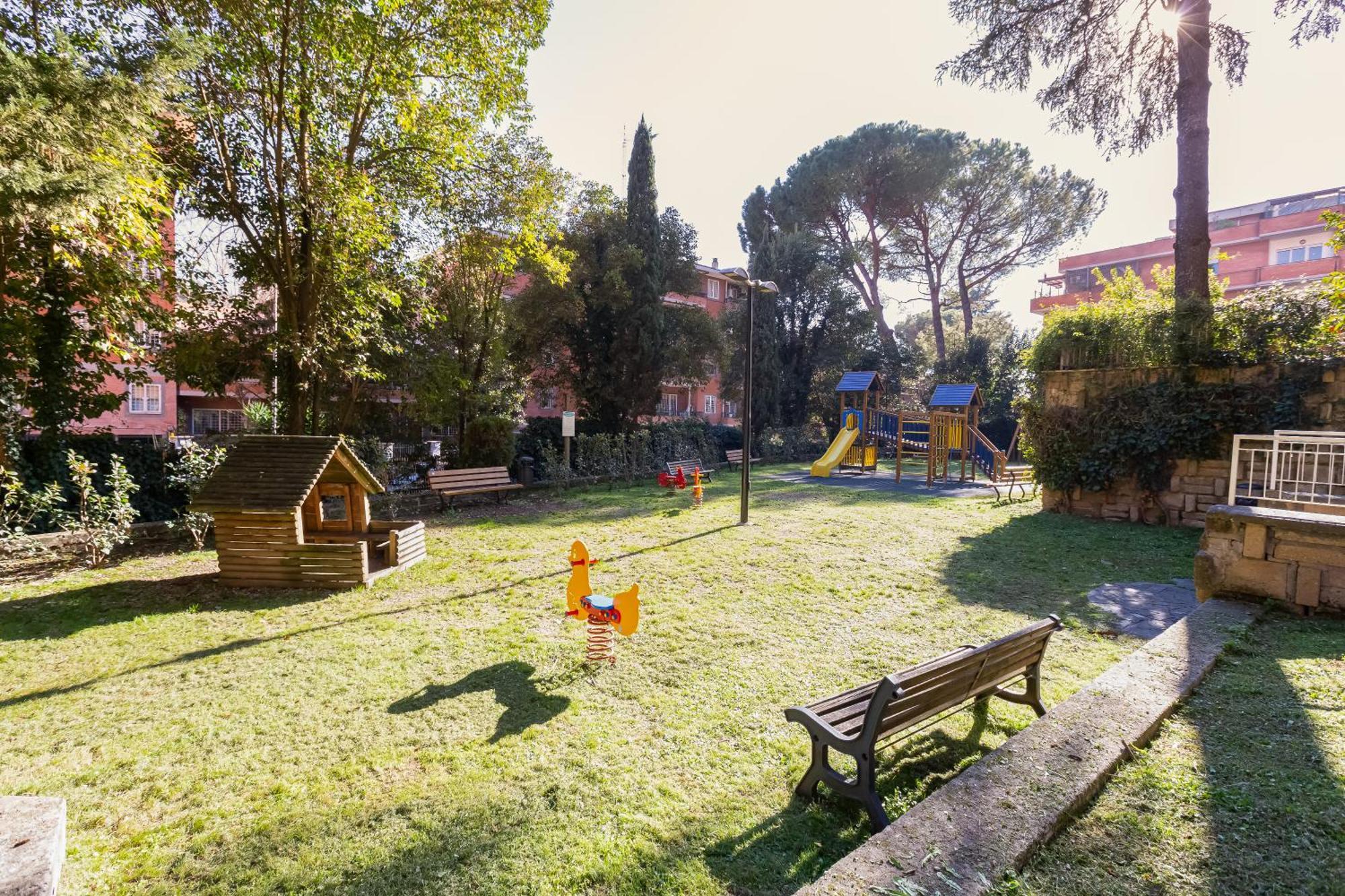 Large With Swimming Pool And Tennis Court Near The Station Apartment