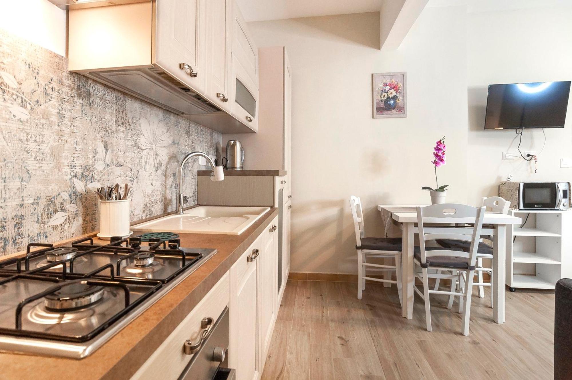 Apartment Elegant Comfy Three-rooms In Eur With Parking Rome