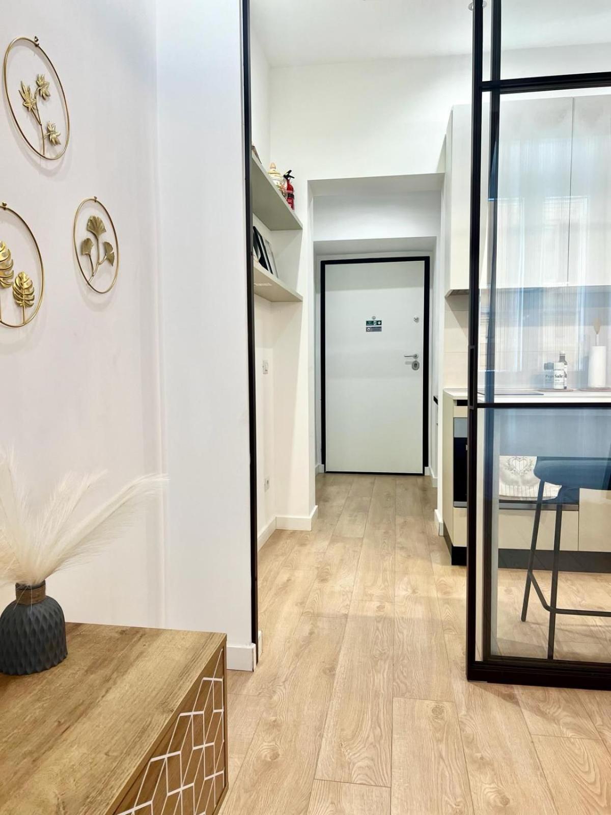 Pvr Luxury Apartment
