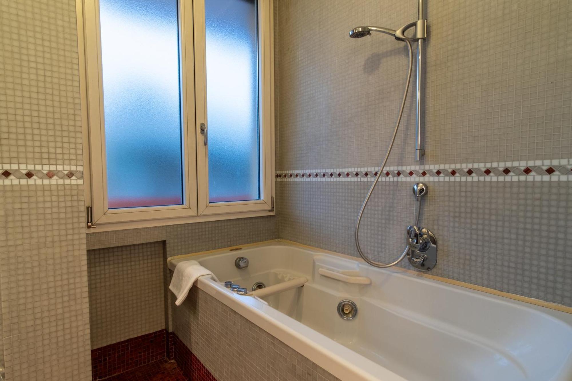 Attic With Terrace And Jacuzzi - Luxury Apartment Rome