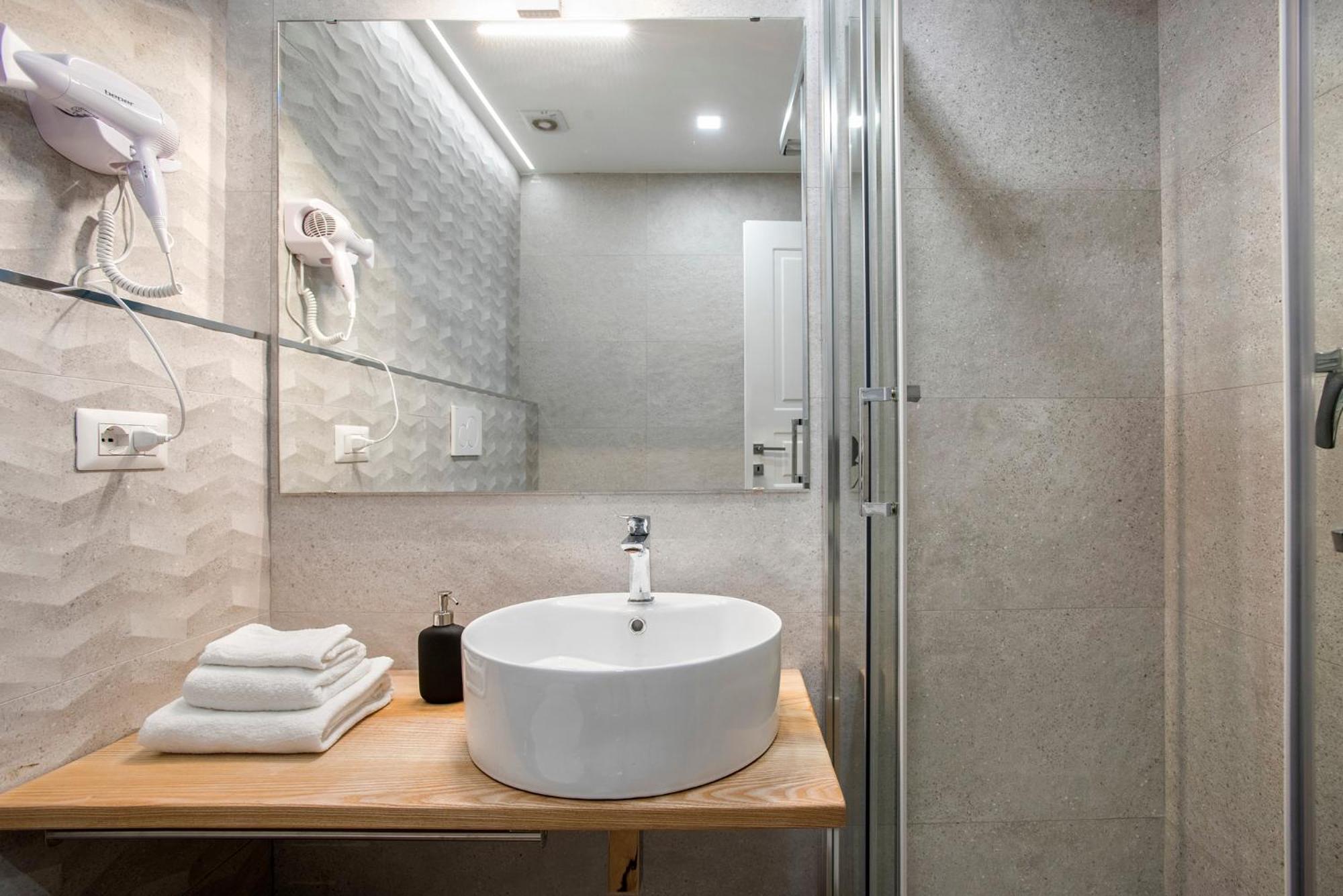 Raven Color Guest house *