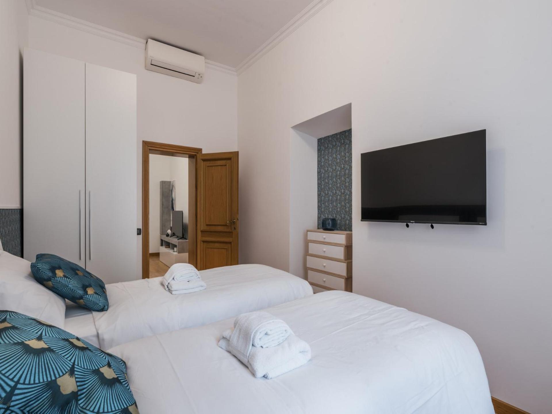 The Rent - Four-room A Few Steps From The Trevi Fountain Apartment