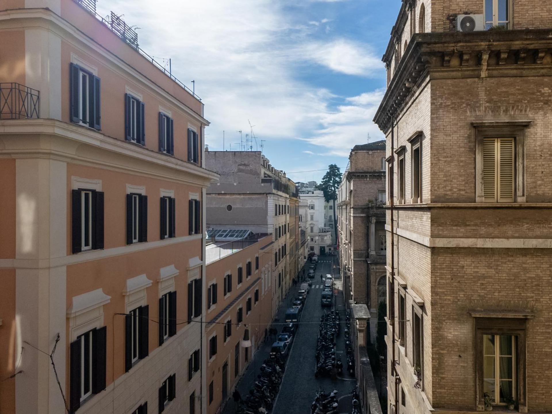 The Rent - Four-room A Few Steps From The Trevi Fountain Apartment