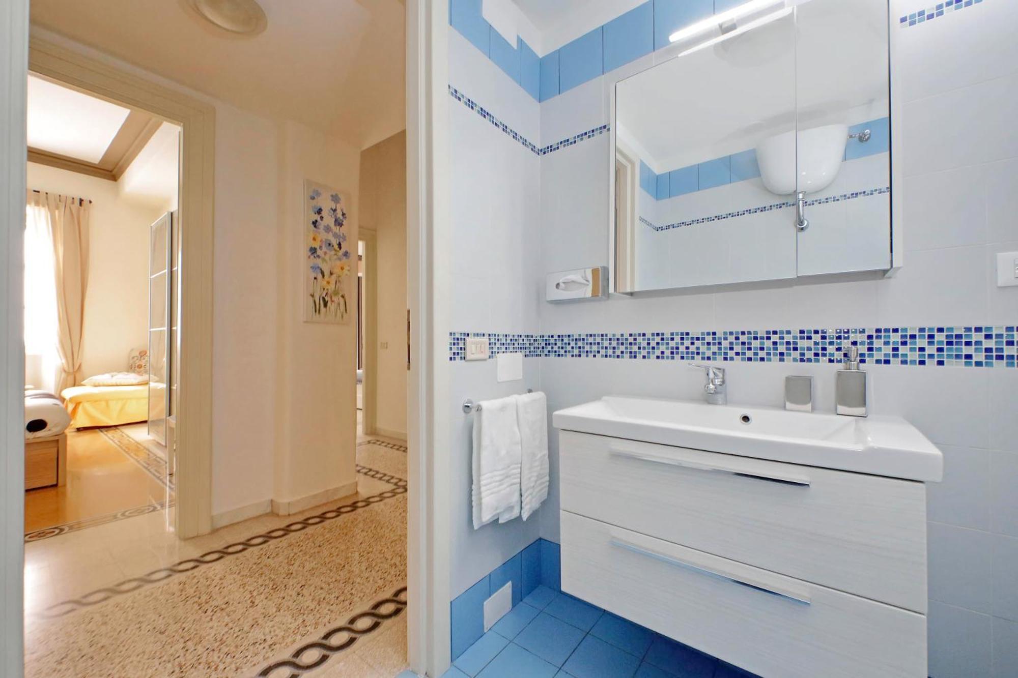 Casa Giuliana -3br 2bath Flat, 116 M2 On One Level, 2nd Floor With Lift, High Comfort, Quite, Chic, Doorman, 600 Meters From Vatican Museums And Ottaviano Metro, Plenty Of District Facilities, Welcome Drinks & Local Guide, 24 Hour 4 Language Su Apartment Rome