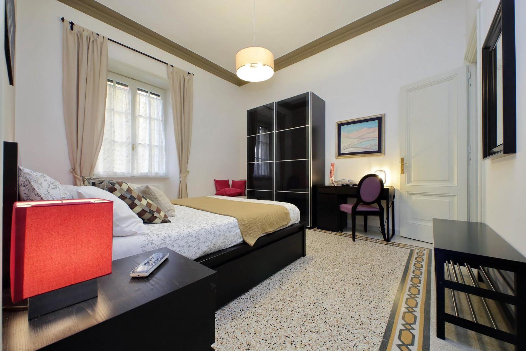 Casa Giuliana -3br 2bath Flat, 116 M2 On One Level, 2nd Floor With Lift, High Comfort, Quite, Chic, Doorman, 600 Meters From Vatican Museums And Ottaviano Metro, Plenty Of District Facilities, Welcome Drinks & Local Guide, 24 Hour 4 Language Su Appartamento *