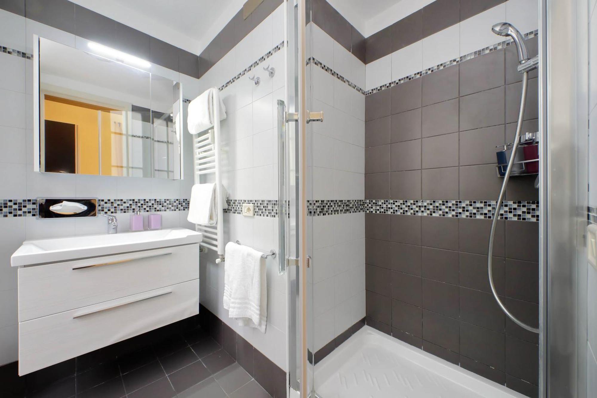 Casa Giuliana -3br 2bath Flat, 116 M2 On One Level, 2nd Floor With Lift, High Comfort, Quite, Chic, Doorman, 600 Meters From Vatican Museums And Ottaviano Metro, Plenty Of District Facilities, Welcome Drinks & Local Guide, 24 Hour 4 Language Su