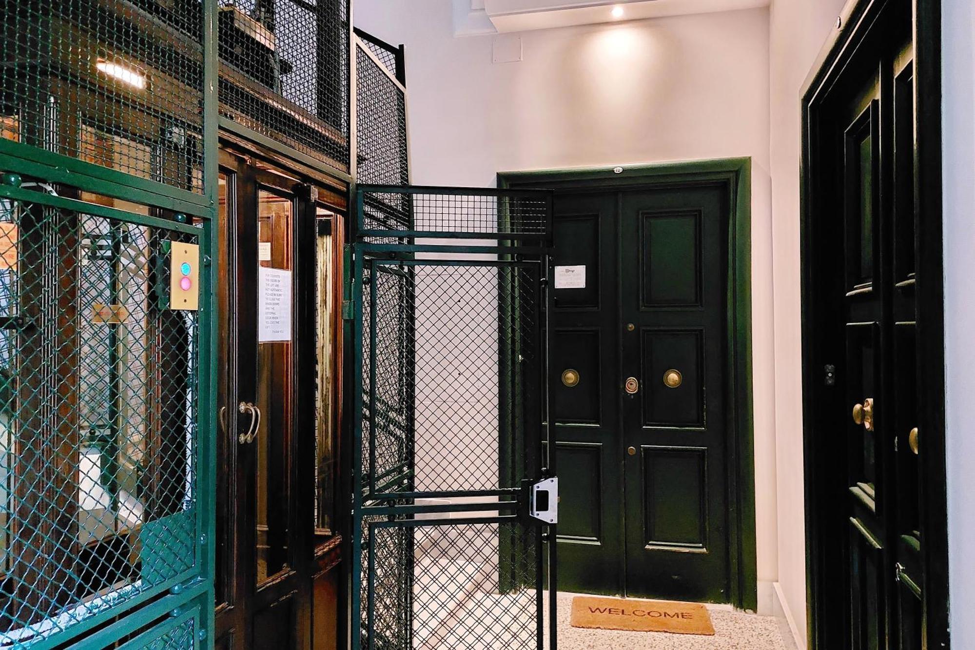 Apartment Casa Giuliana -3br 2bath Flat, 116 M2 On One Level, 2nd Floor With Lift, High Comfort, Quite, Chic, Doorman, 600 Meters From Vatican Museums And Ottaviano Metro, Plenty Of District Facilities, Welcome Drinks & Local Guide, 24 Hour 4 Language Su