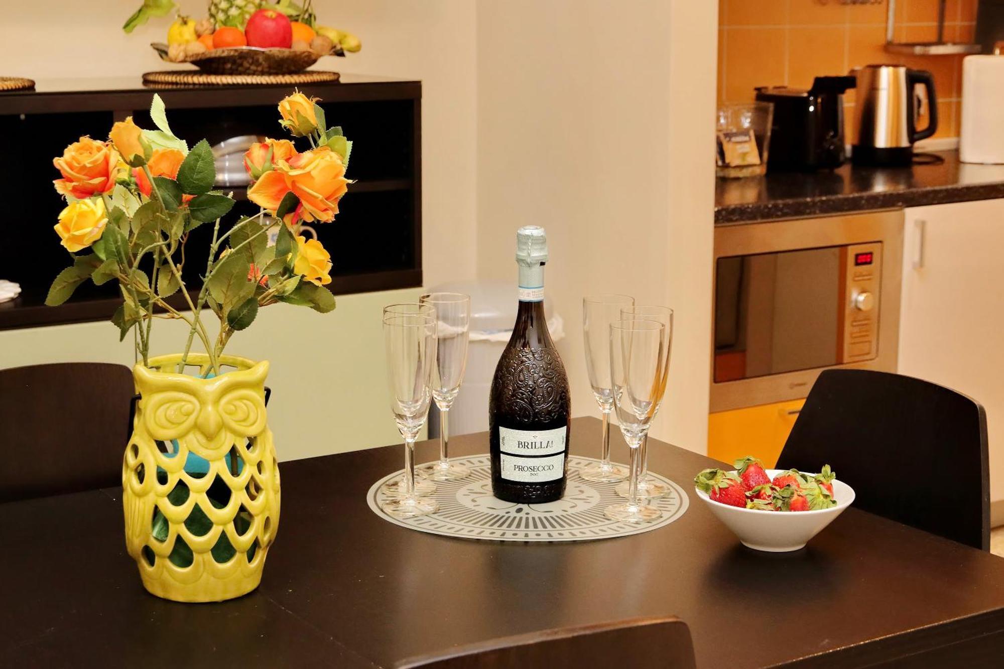 Casa Giuliana -3br 2bath Flat, 116 M2 On One Level, 2nd Floor With Lift, High Comfort, Quite, Chic, Doorman, 600 Meters From Vatican Museums And Ottaviano Metro, Plenty Of District Facilities, Welcome Drinks & Local Guide, 24 Hour 4 Language Su Apartment *