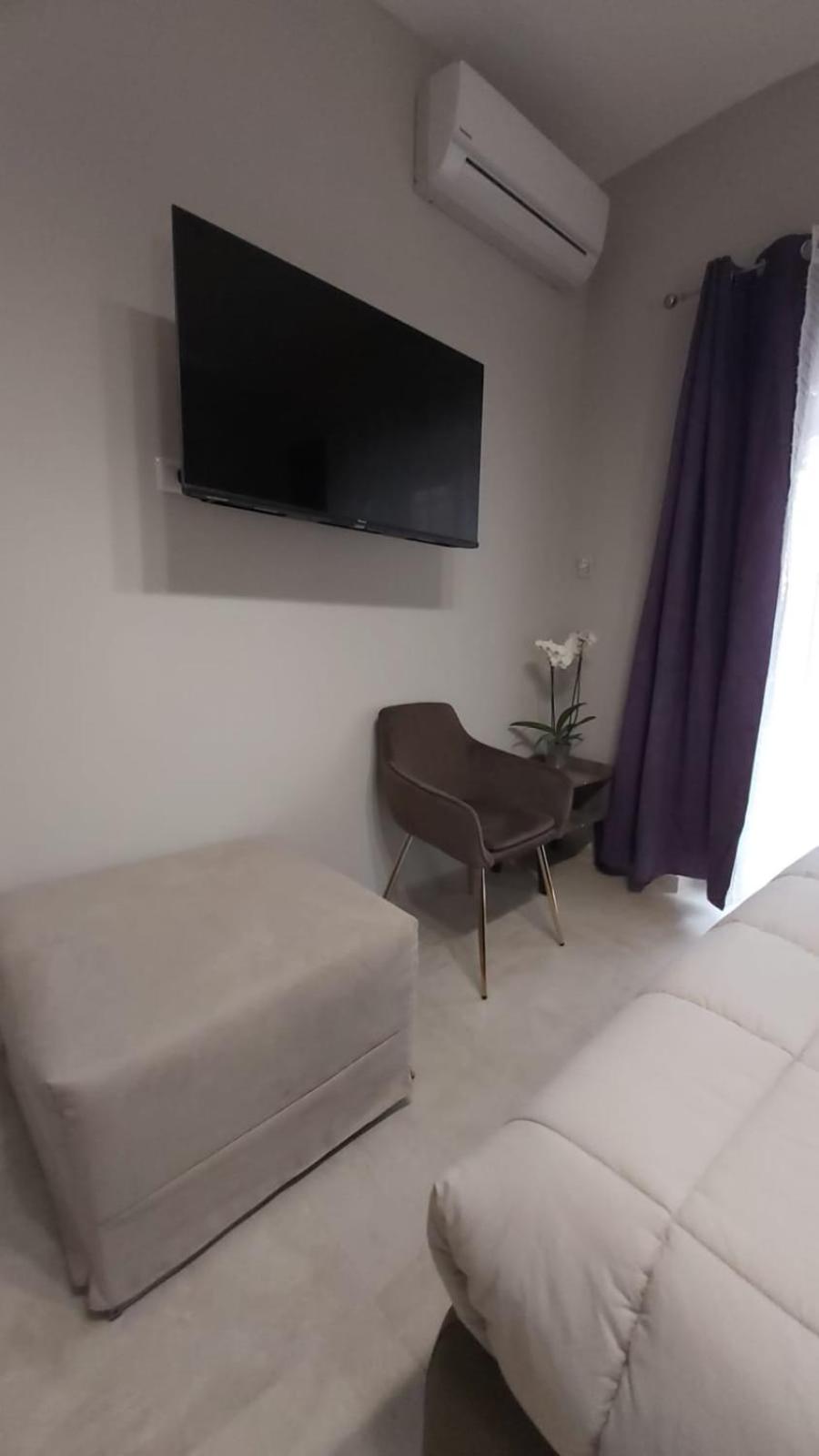 Bonelli Dreams In Guest house *