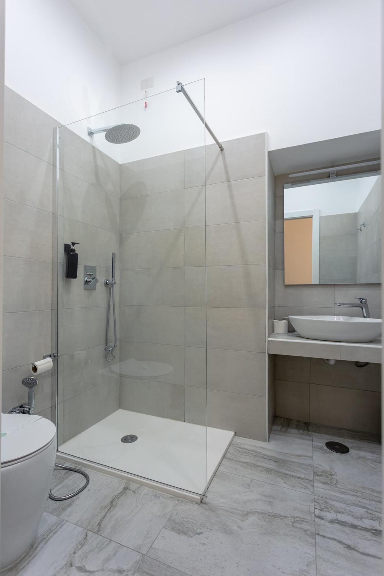Apartment 5 Bdrms *