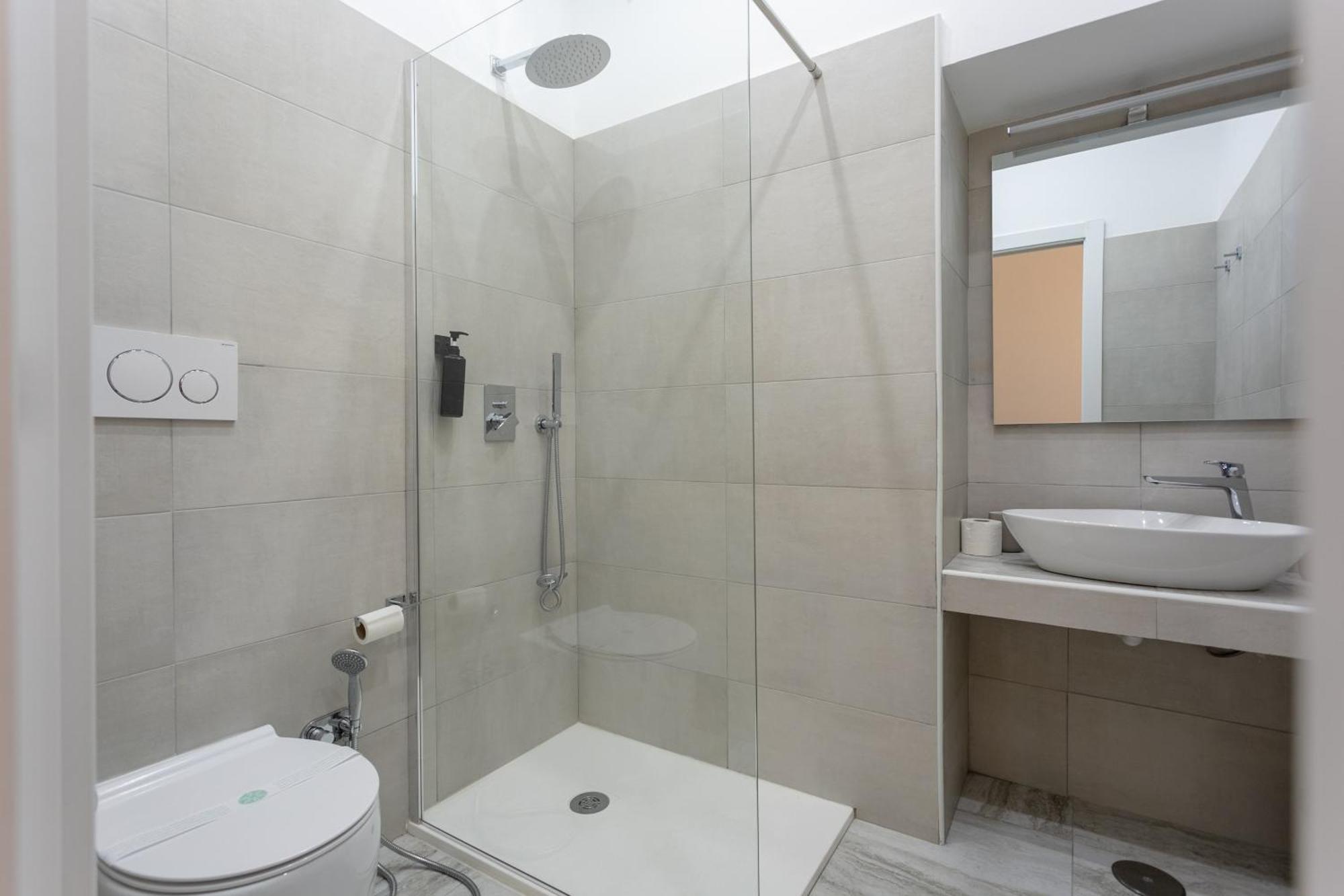 Apartment 5 Bdrms *
