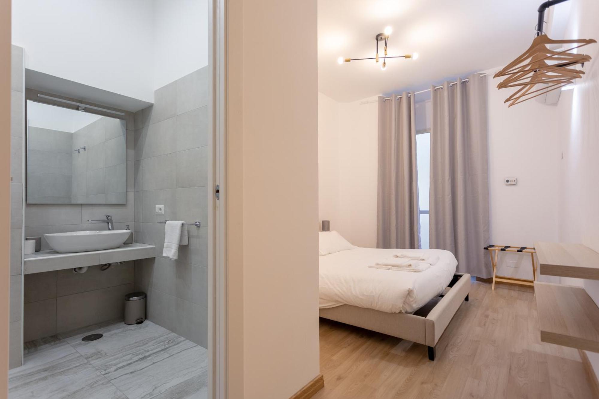 5 Bdrms Apartment *