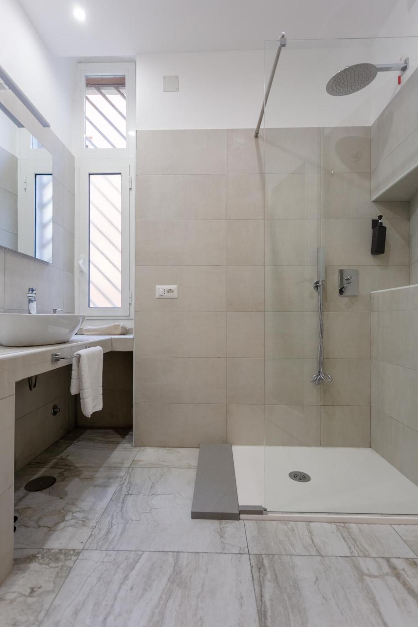 Apartment 5 Bdrms *