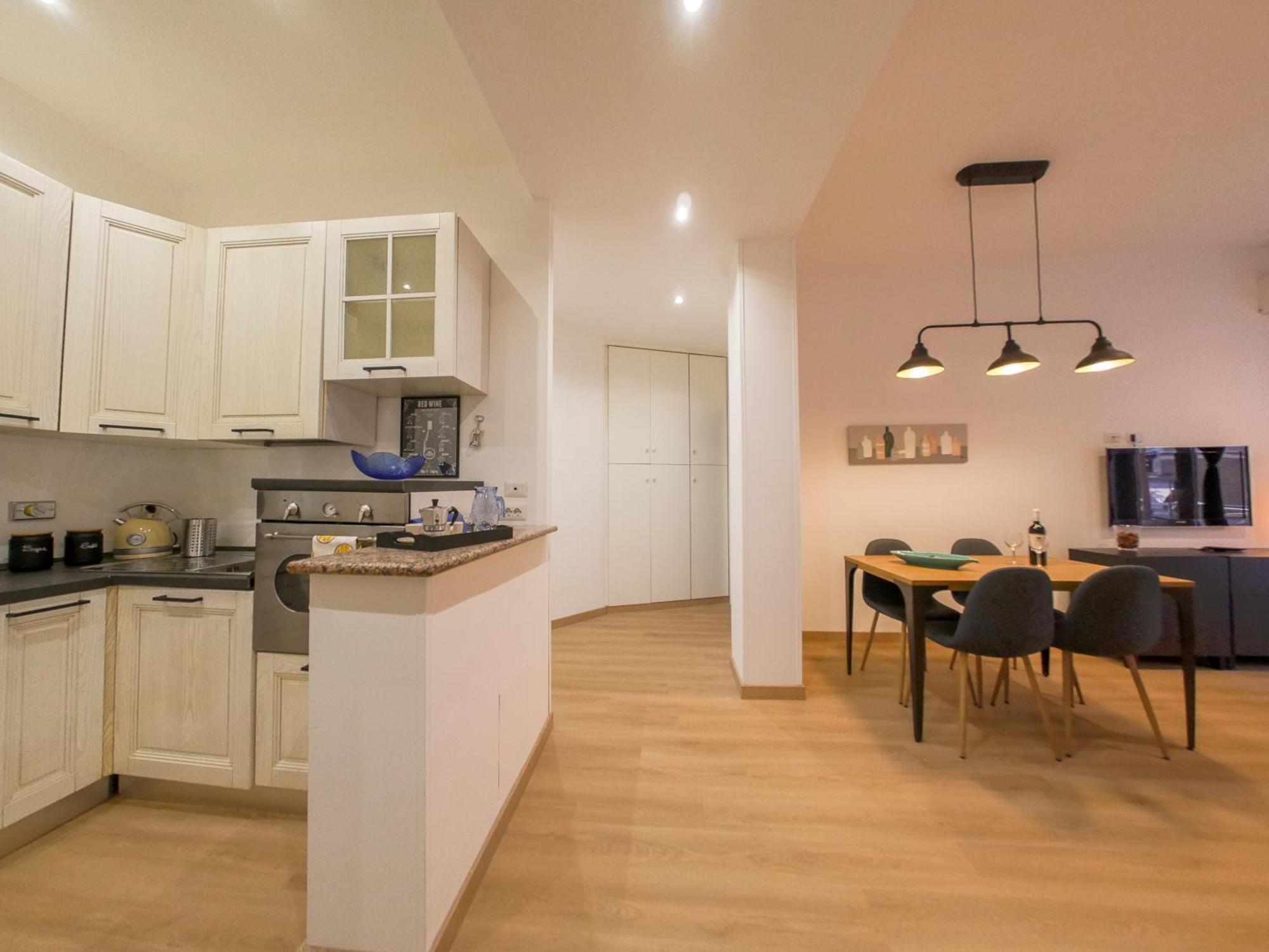 Chic Modern 2-bedroom Near Metro Apartment *