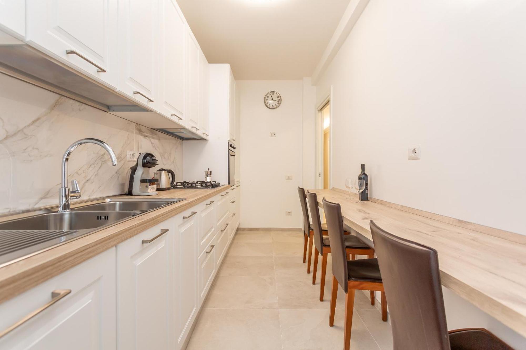 2-bedroom Retreat Near Metro & Parks Apartment