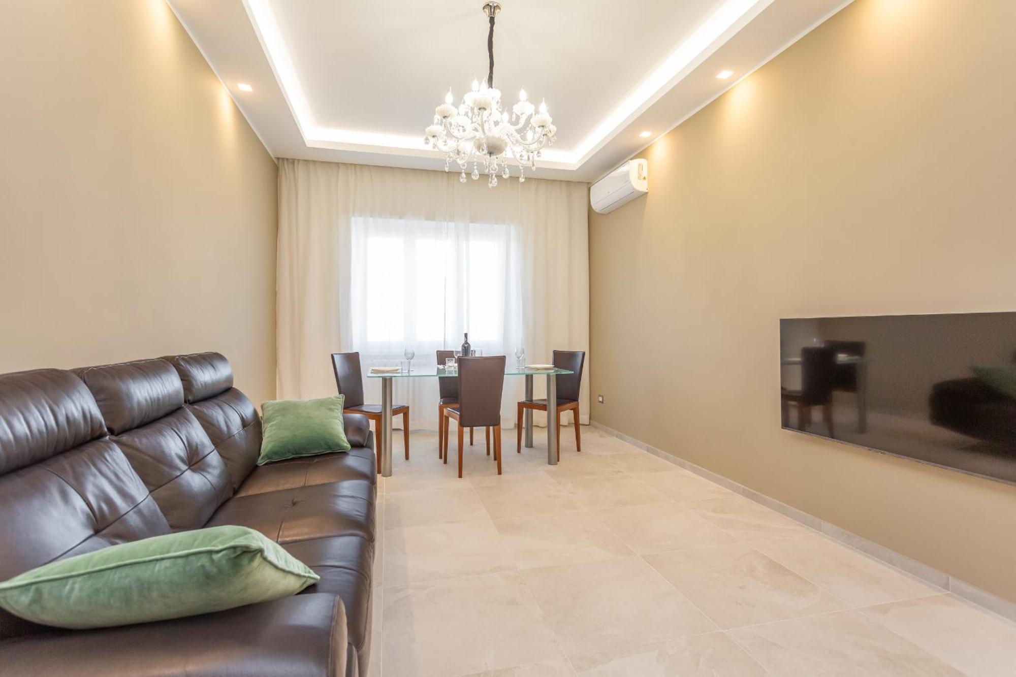 2-bedroom Retreat Near Metro & Parks Apartment Rome