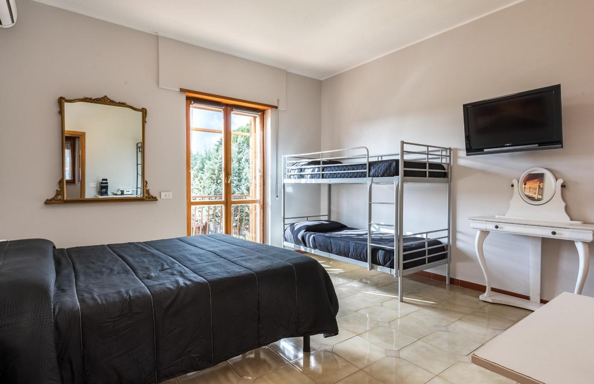 Guest house Travelershome Ciampino&Morena Guesthouse Rome