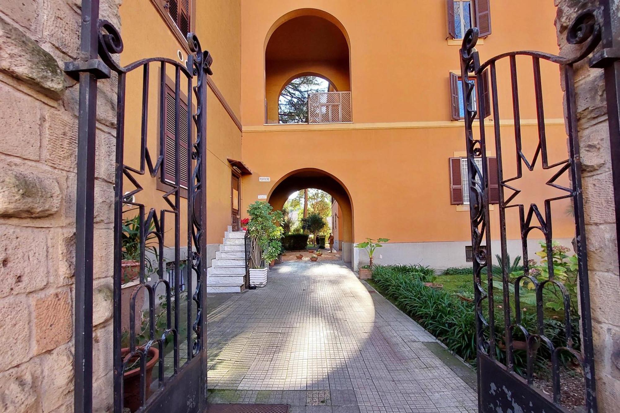 Apartment & *