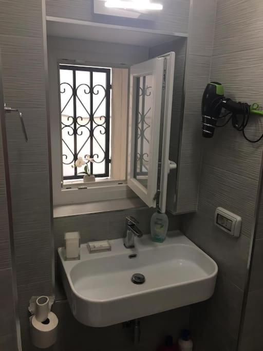 Beautiful Next To Piazza Di Spagna Apartment *
