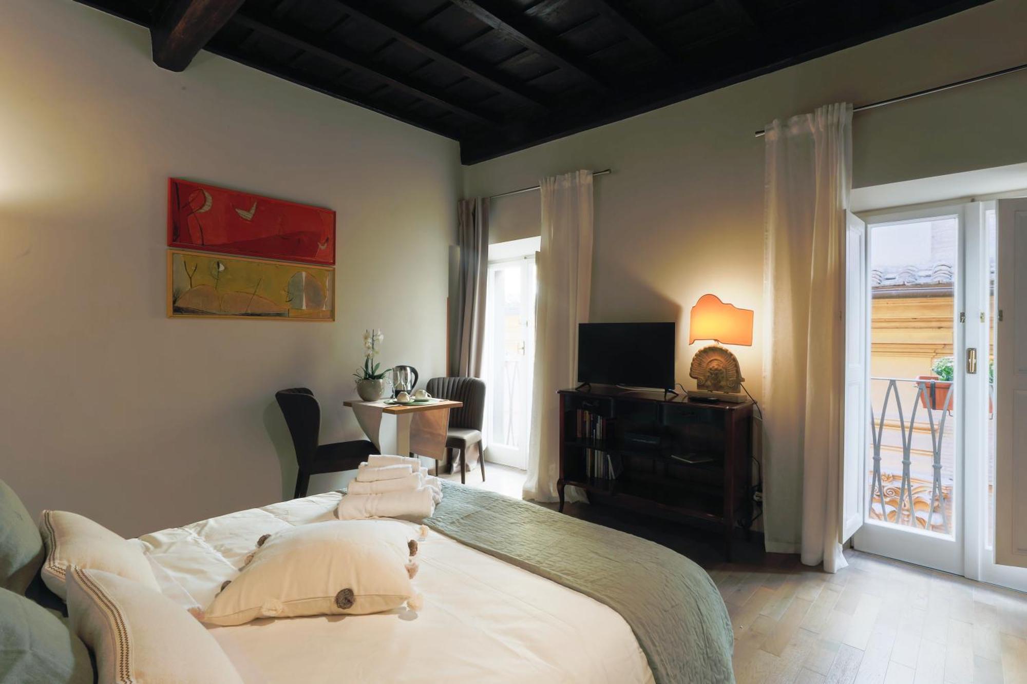 Pantheon Eleven Apartment
