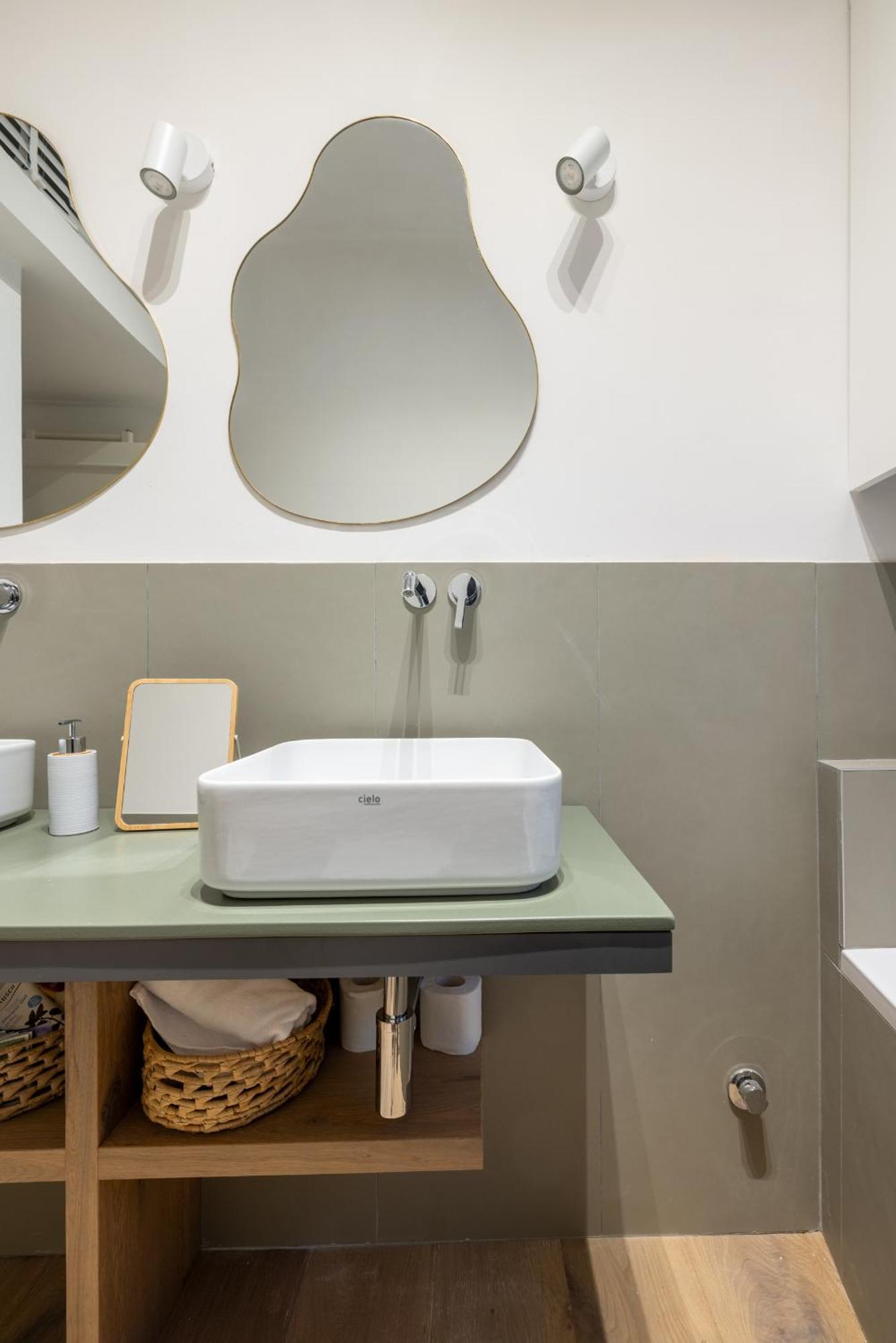 Urban Chic 2 Bedroom Vatican Escape Apartment