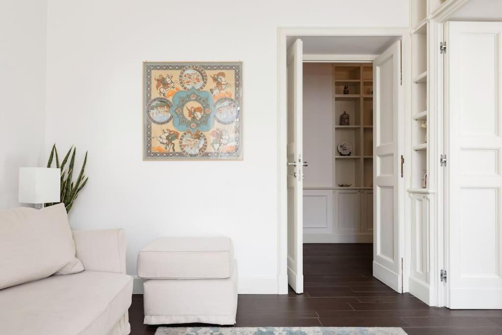 Re-imagined In Historical Building Apartment *