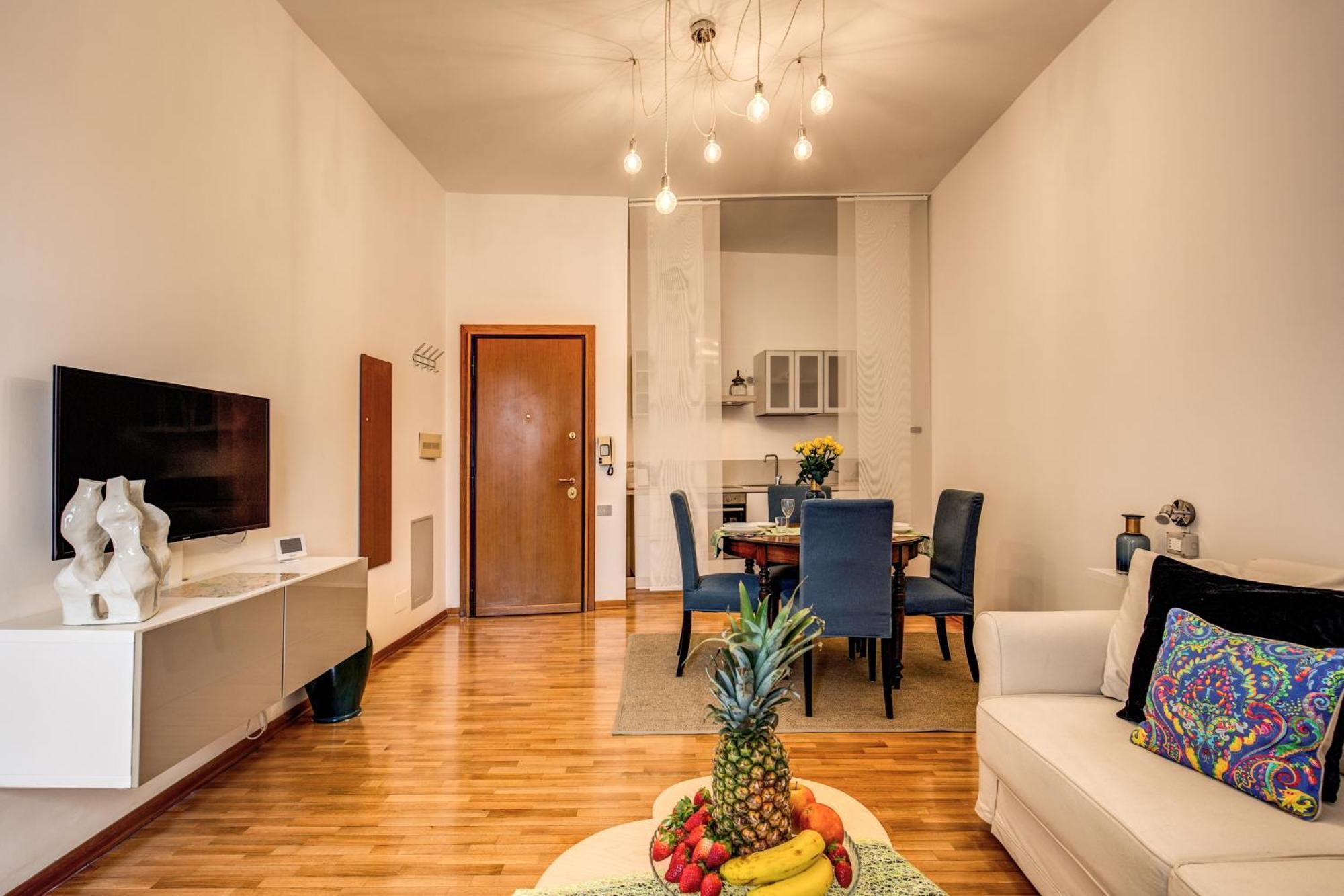 Elegant Behind The Colosseum Apartment Rome