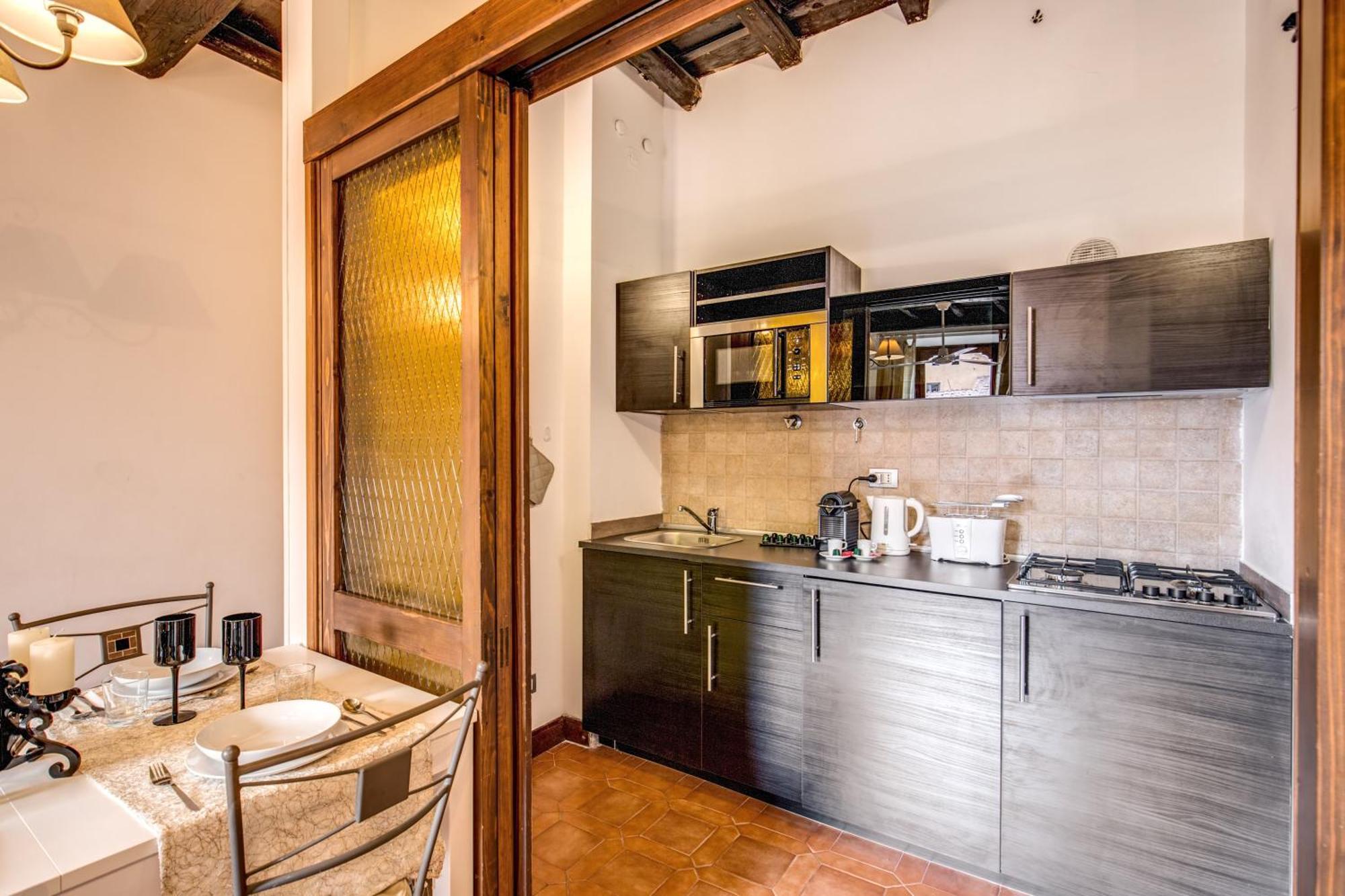 Elegant Behind The Colosseum Apartment