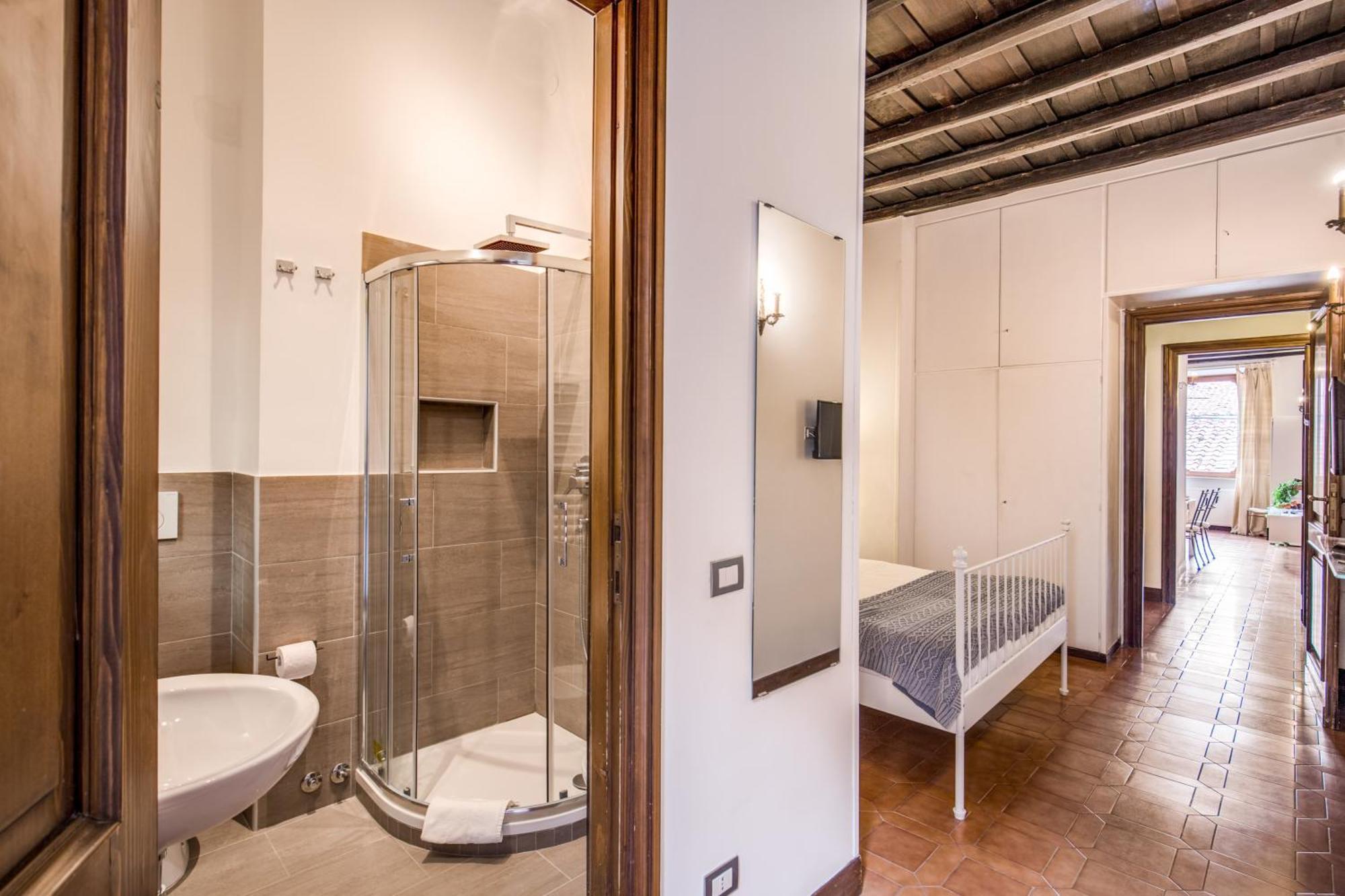 Elegant Behind The Colosseum Apartment *