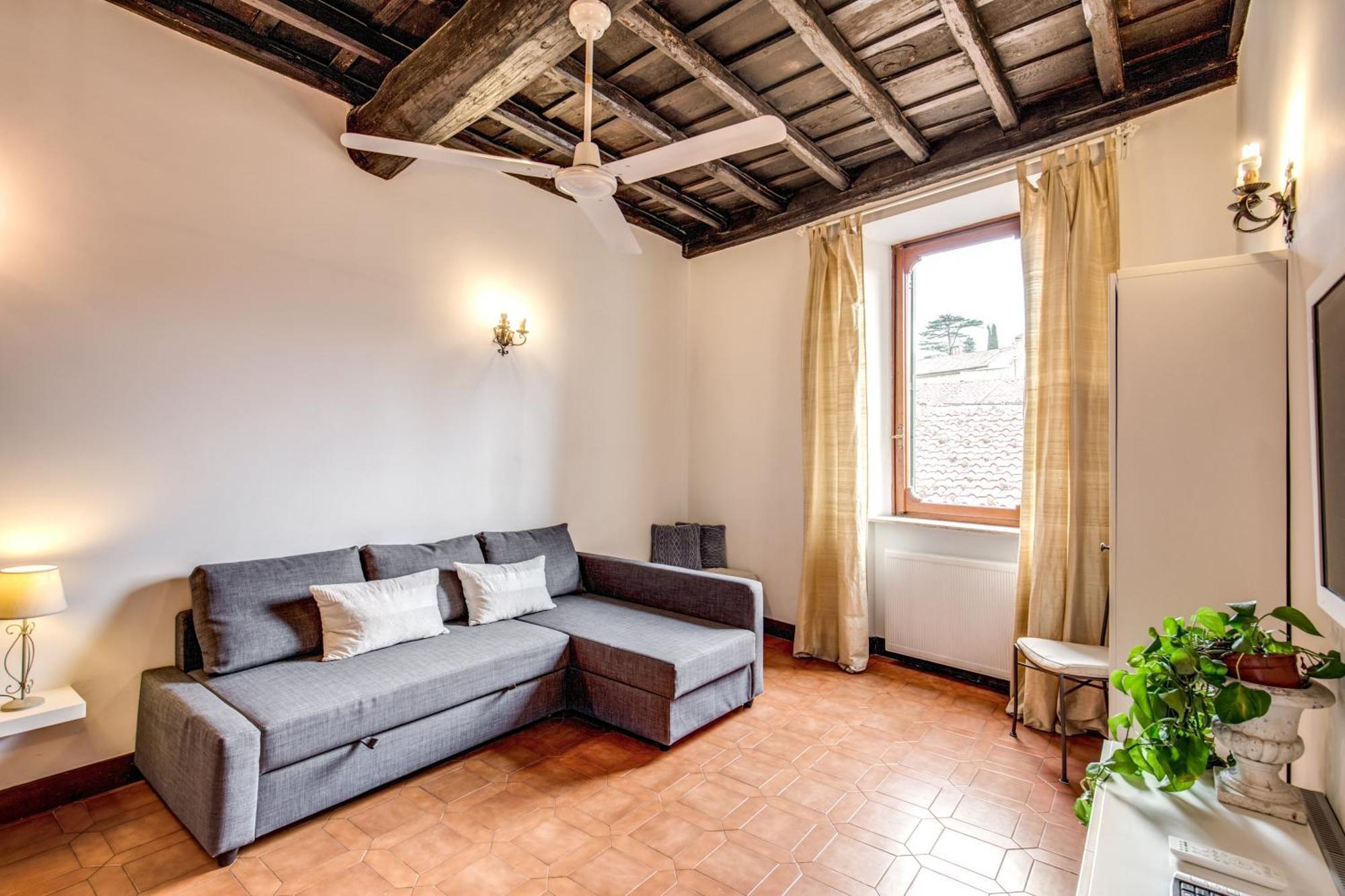 Elegant Behind The Colosseum Apartment *