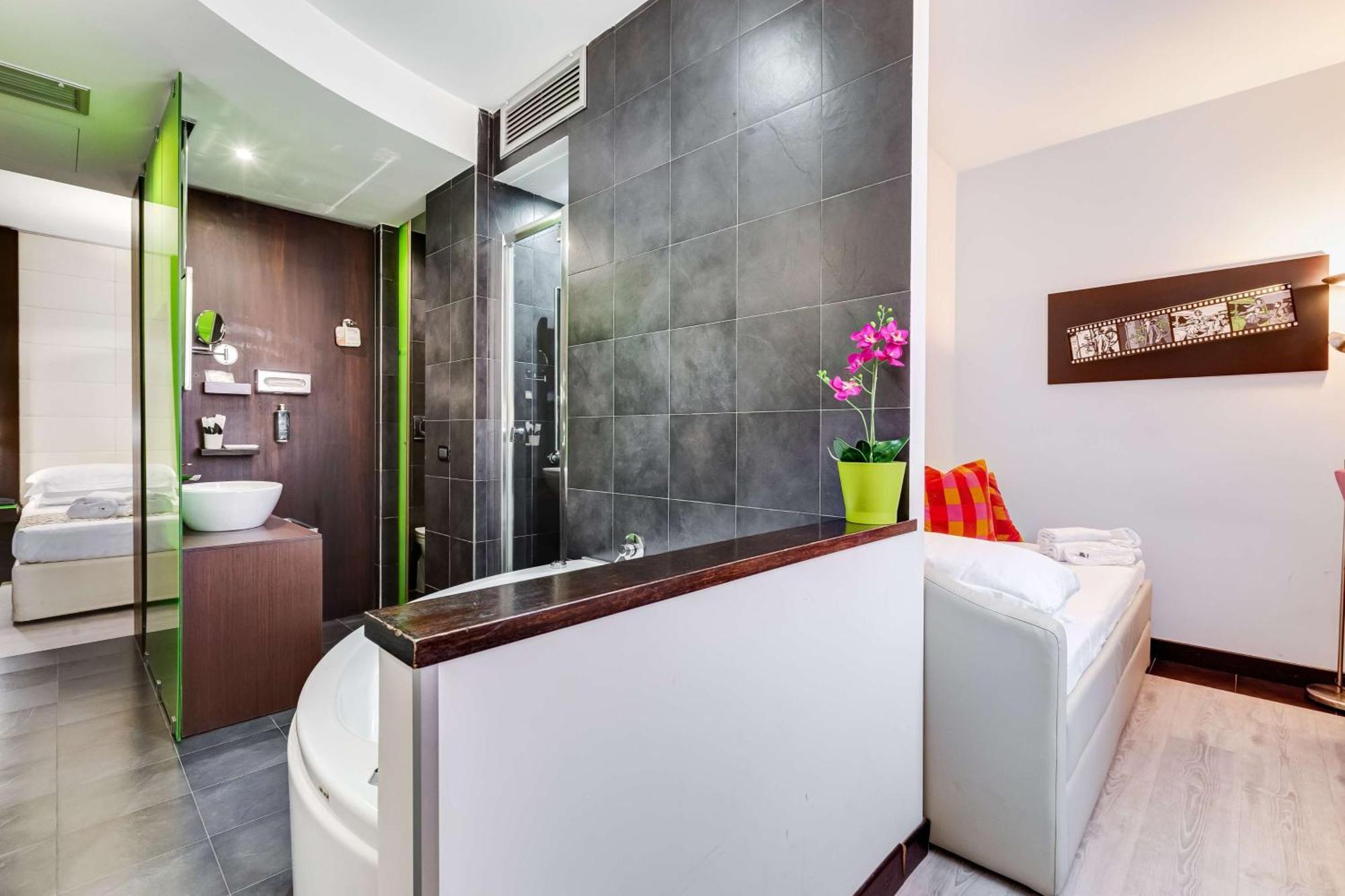 Western Cinemusic Hotel