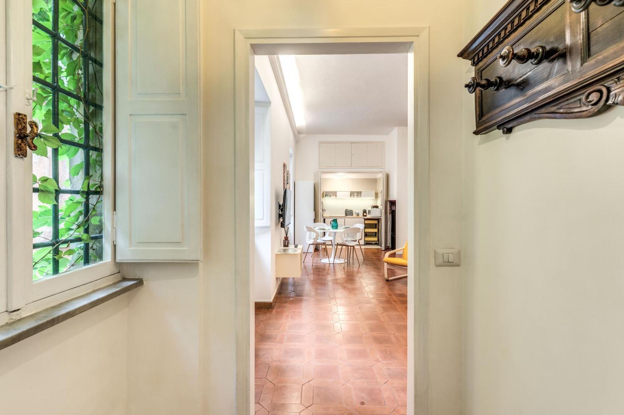 Elegant Behind The Colosseum Apartment *