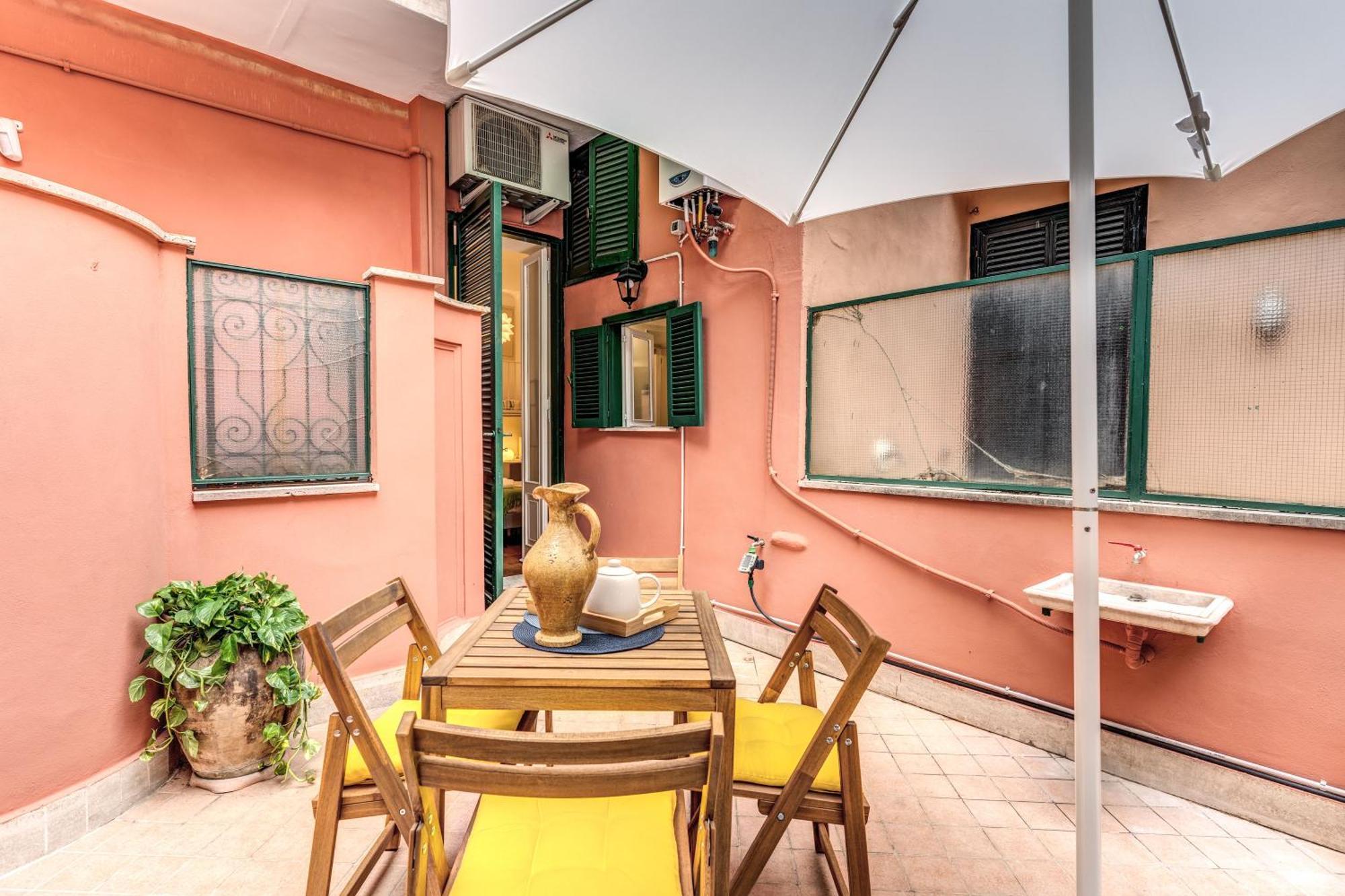 Elegant Behind The Colosseum Apartment *