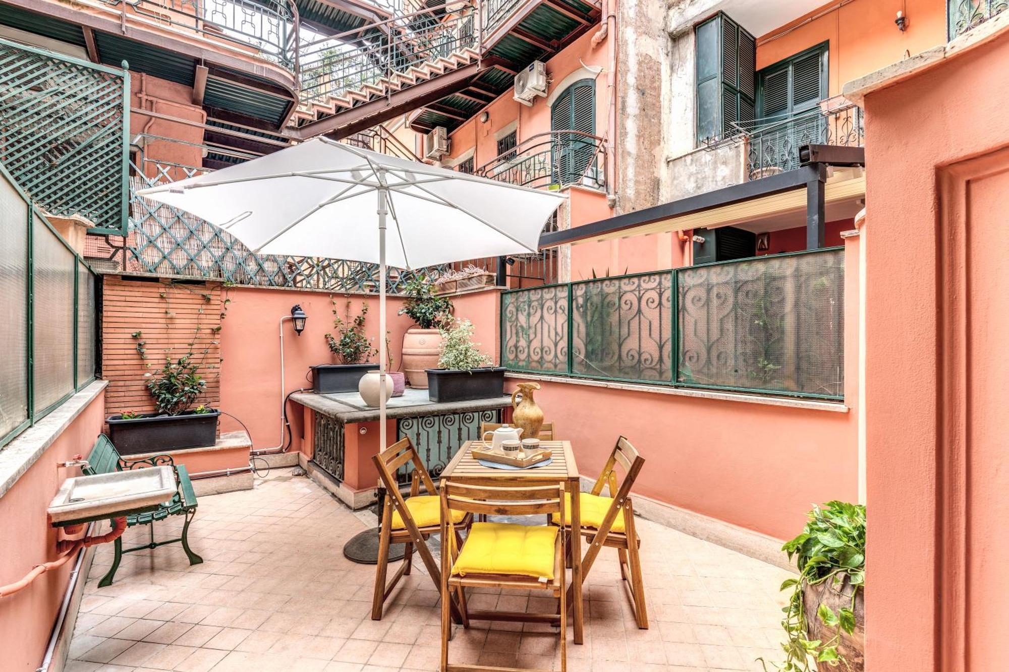 Elegant Behind The Colosseum Apartment Rome