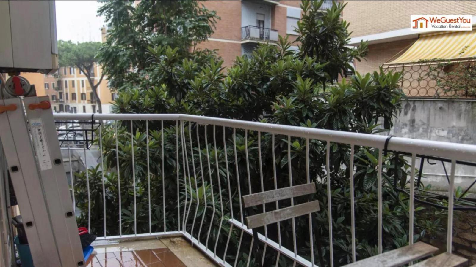 Erika S. Peter Walking Distance * Roma