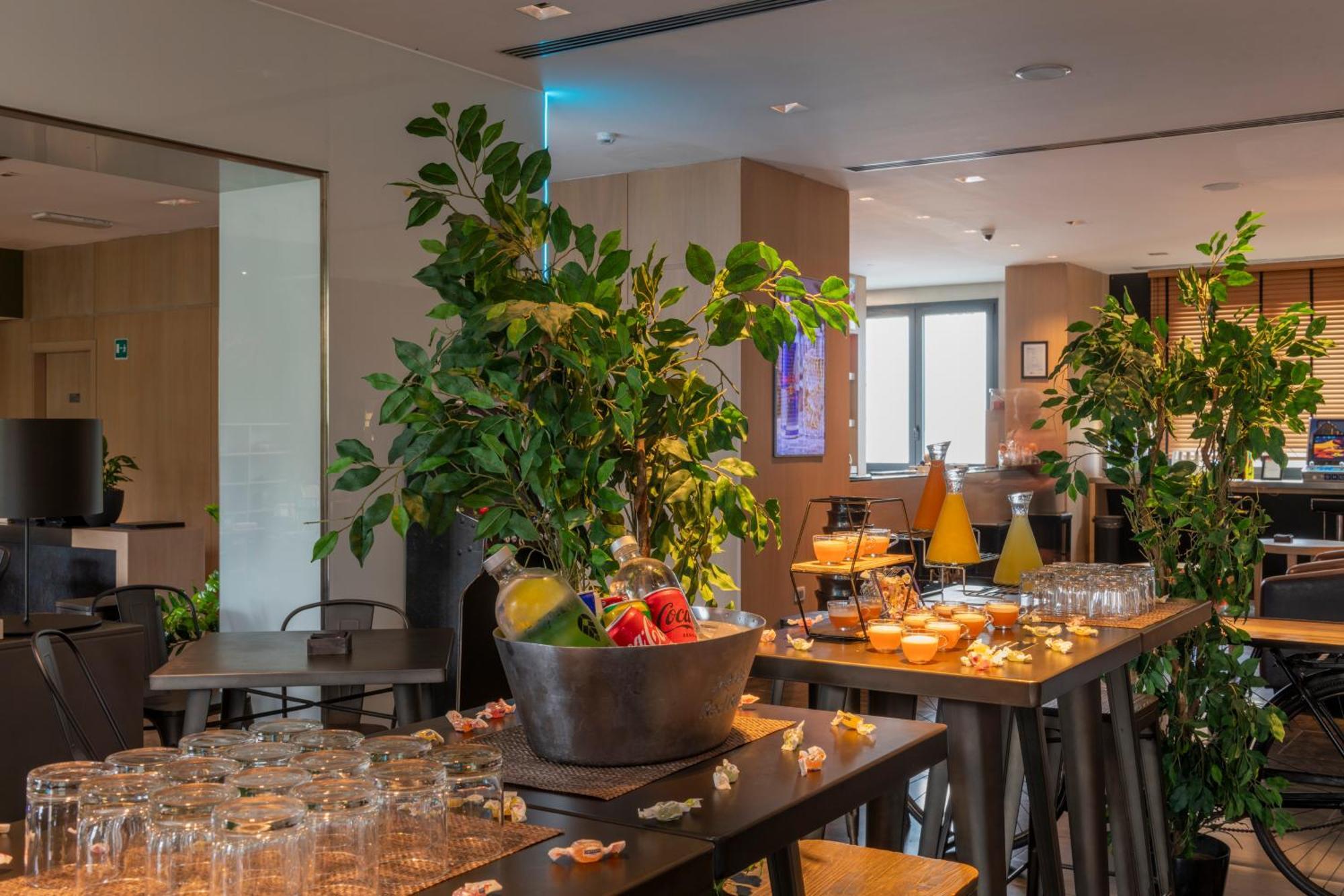 H10 Citta Hotel 4*