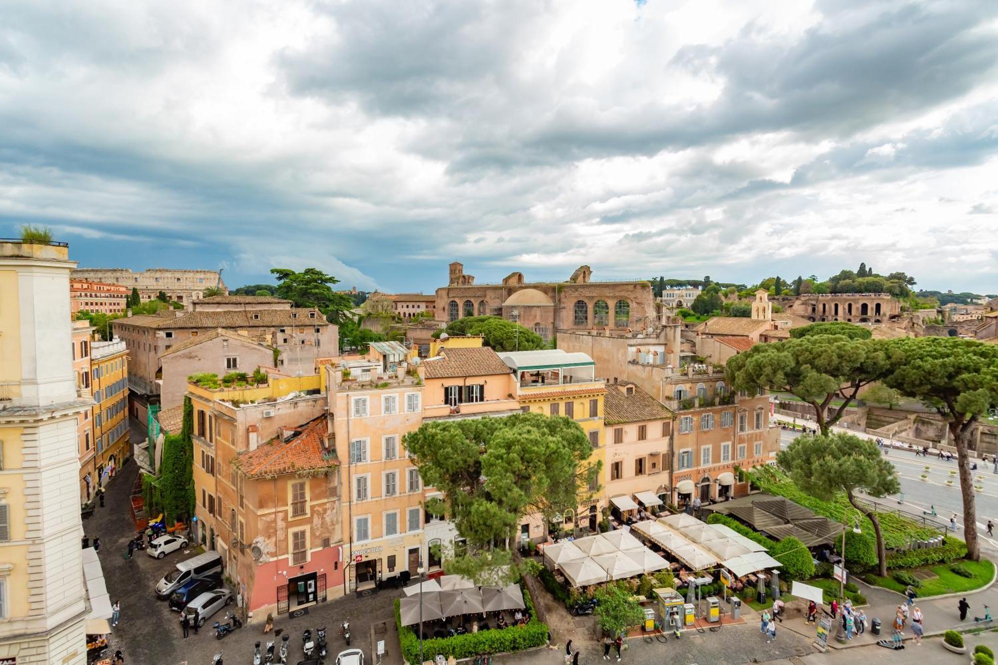 Maxima: Amazing View Of The Roman Forum Rome