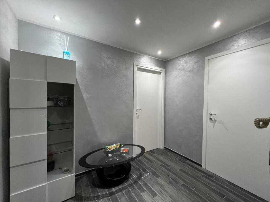 Nathan House, Due * Rome