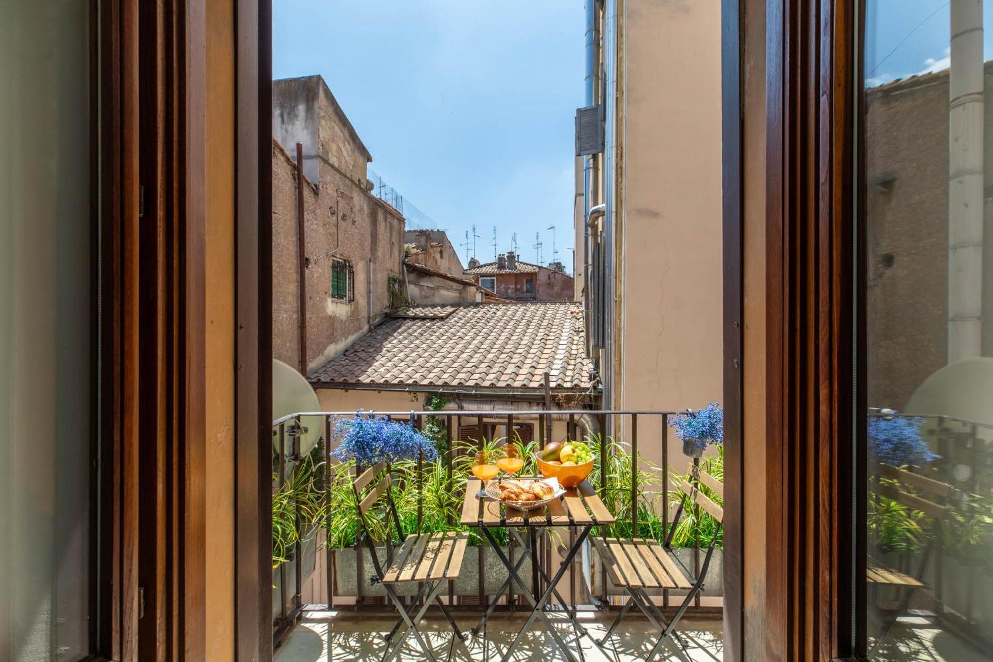 Iflat Pantheon's Roomy And Friendly Roma